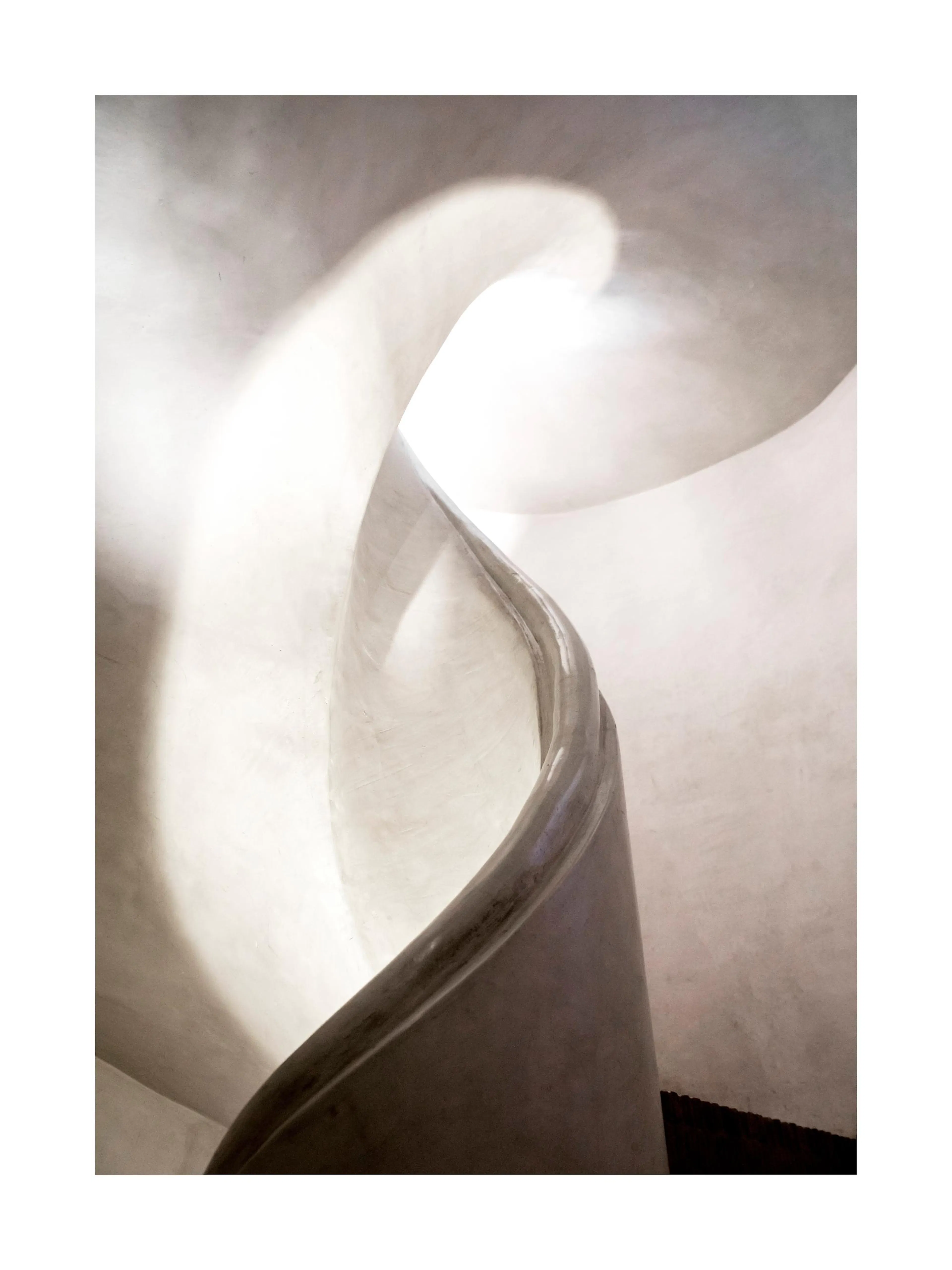 Witte betonnen wenteltrap met zonlicht, kunstposter, architectuur