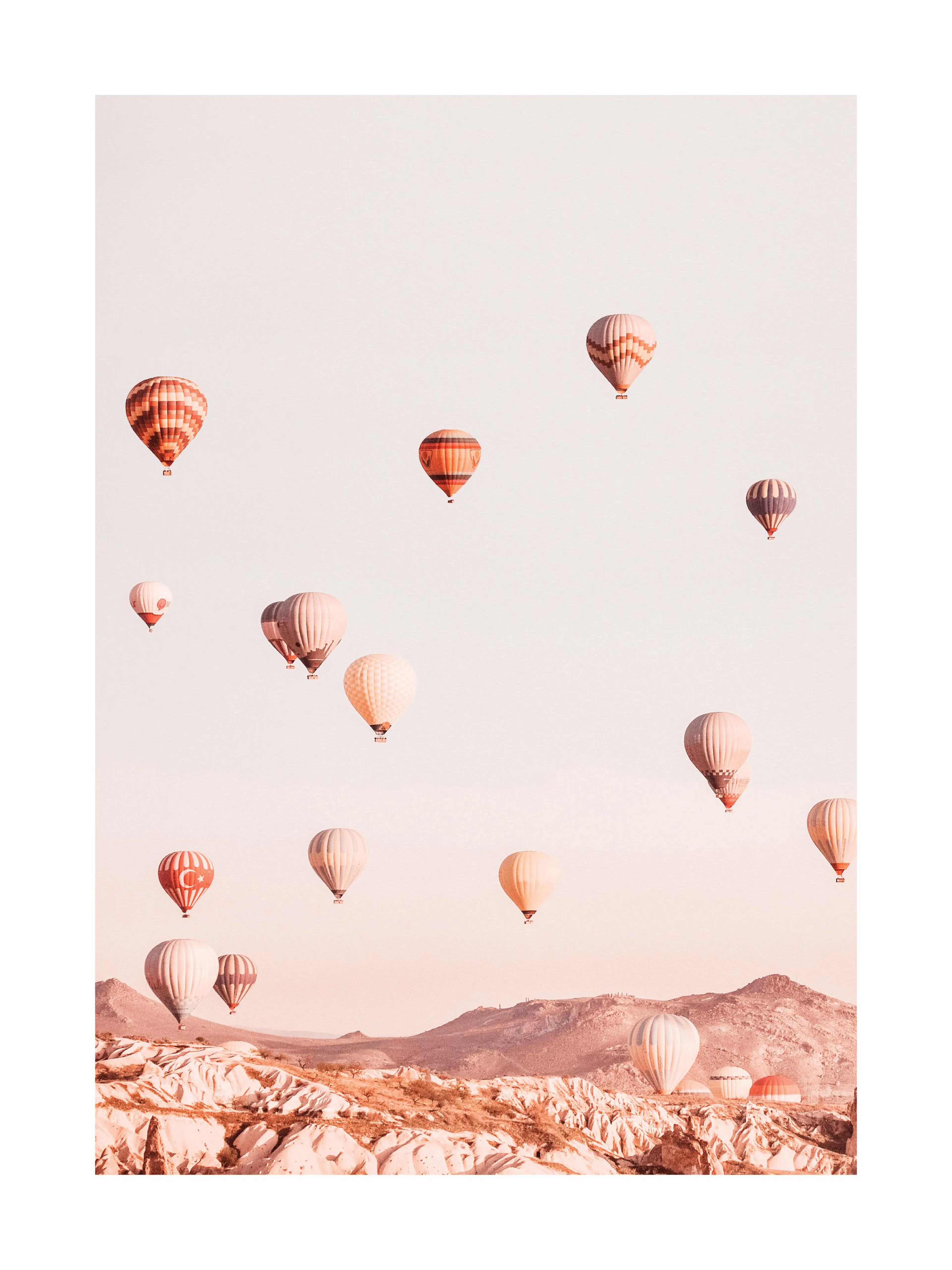 Affiche de montgolfières aux teintes chaudes survolant un paysage montagneux désertique.