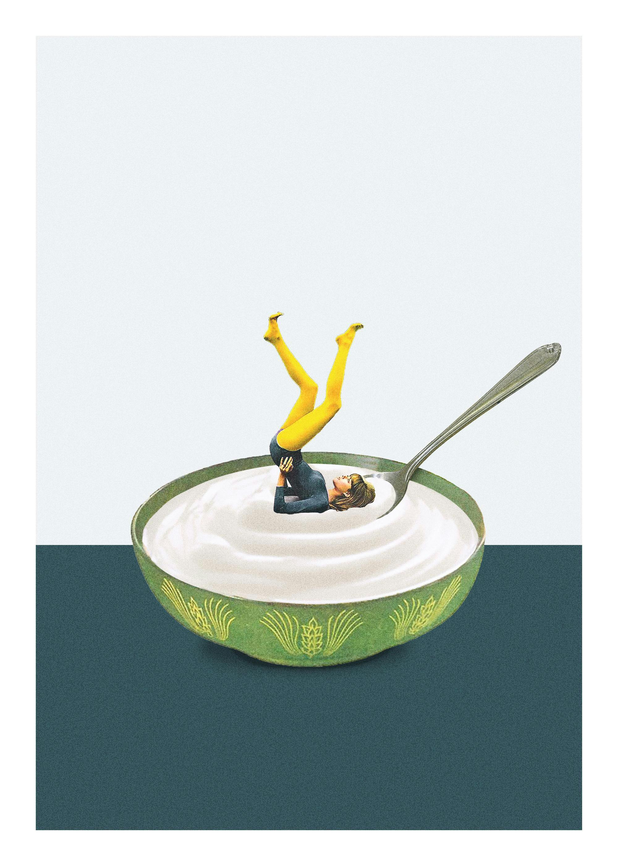 Fotografía de estilo gráfico con una mujer en mallas amarillas haciendo yoga en un cuenco de yogur verde, con una cuchara.