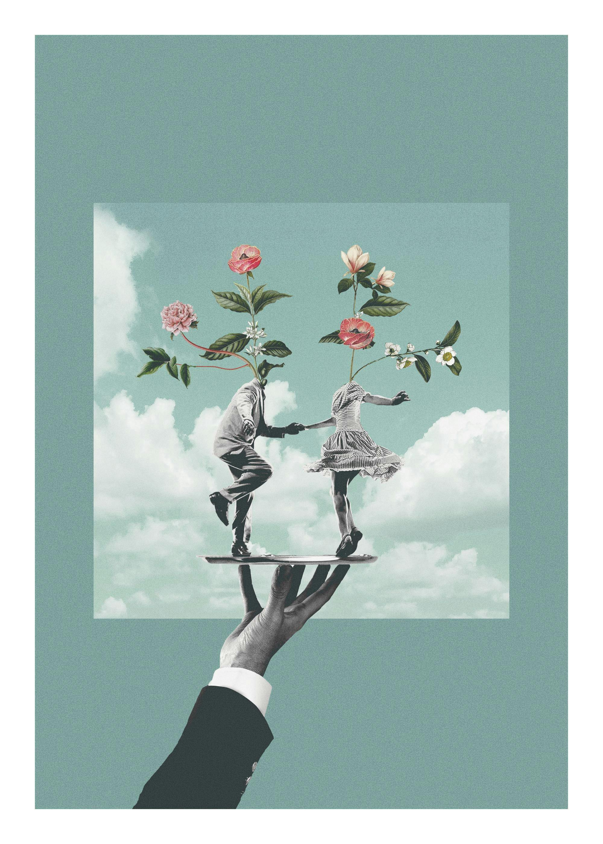 Mano sosteniendo bandeja con dos bailarines con cabezas de flores, sobre un fondo de nubes celestes, estilo collage vintage.