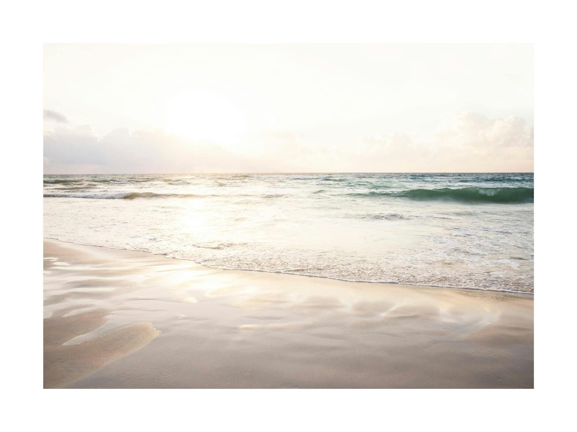 Affiche photographique dune plage et de locéan au coucher du soleil, tons pastel doux
