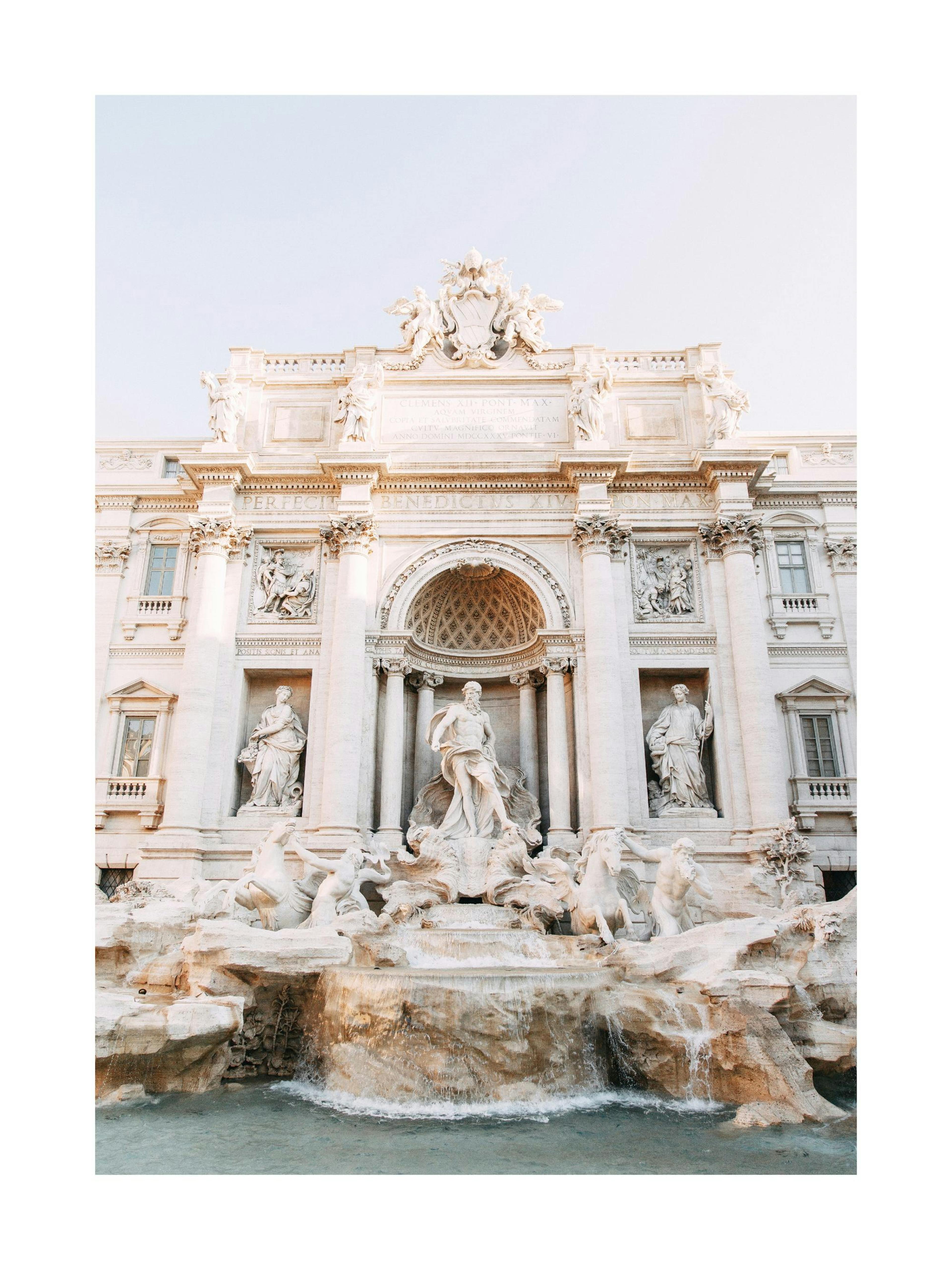 Fotografie římské fontány di Trevi, bílé sochy a tekoucí voda. Architektura Říma.