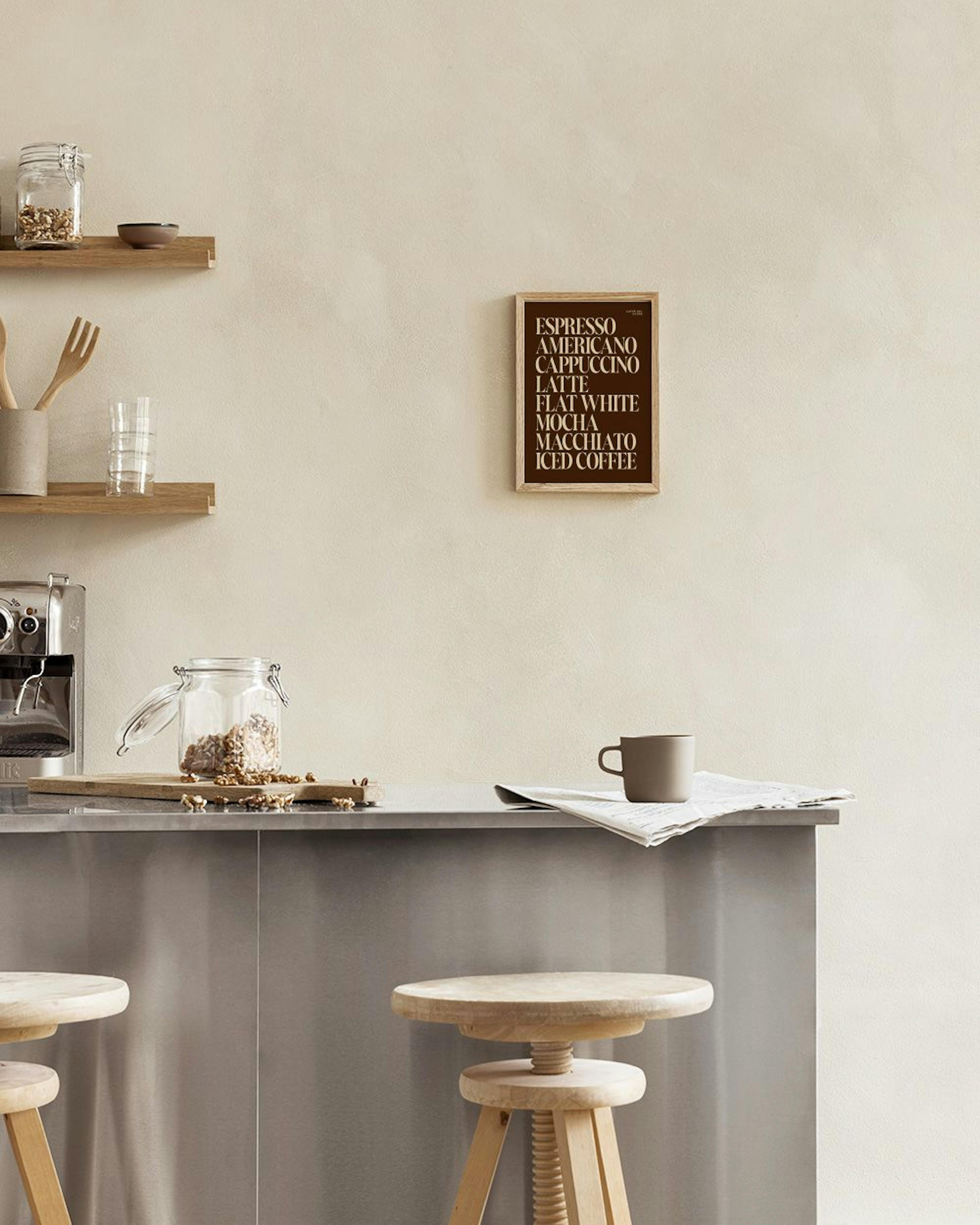 Affiche marron liste de cafés, accrochée au-dessus dun comptoir de cuisine avec tabourets en bois.