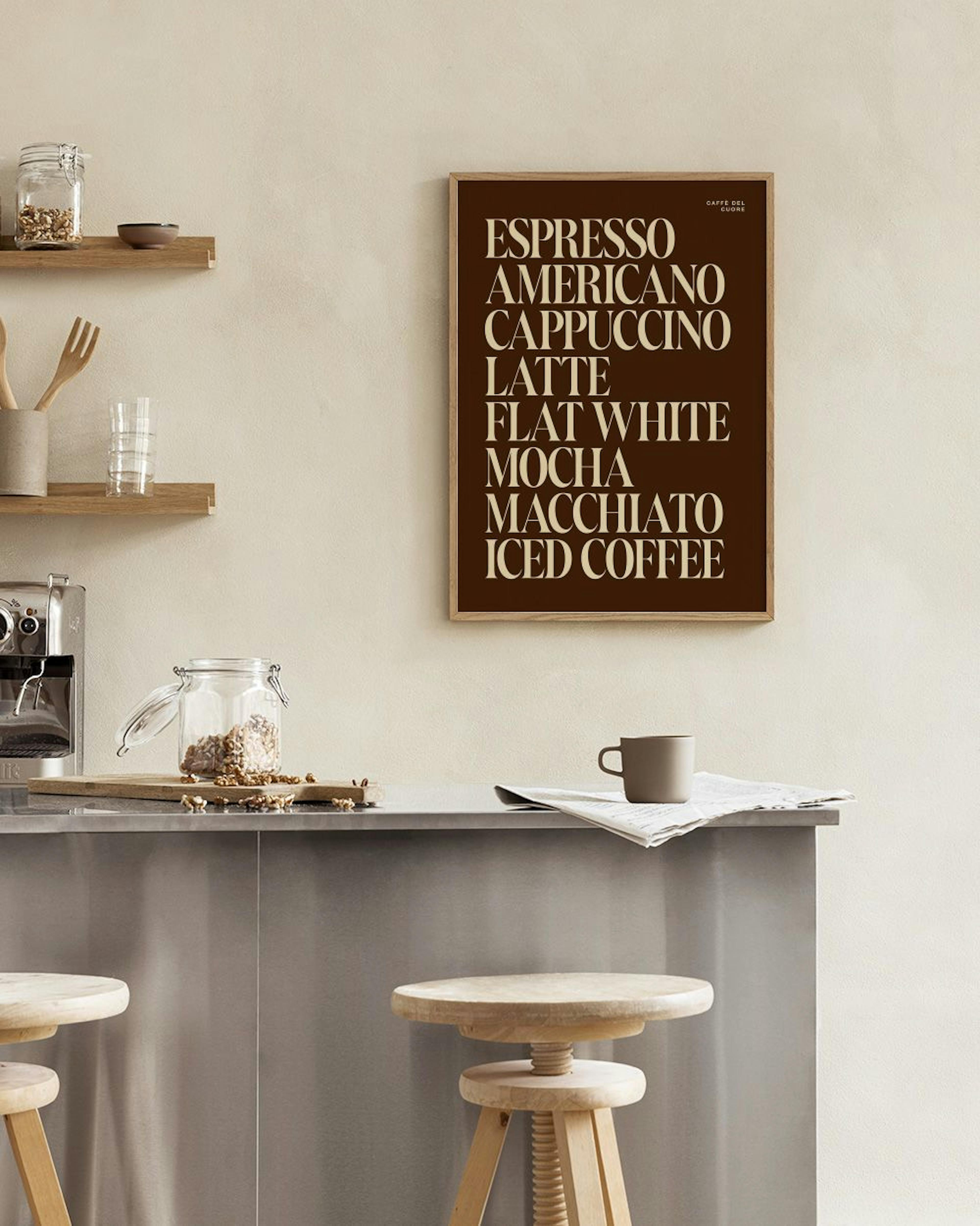 En poster med olika kaffetyper i beige text på brun bakgrund, hängande i ett kök med trähyllor och köksö.