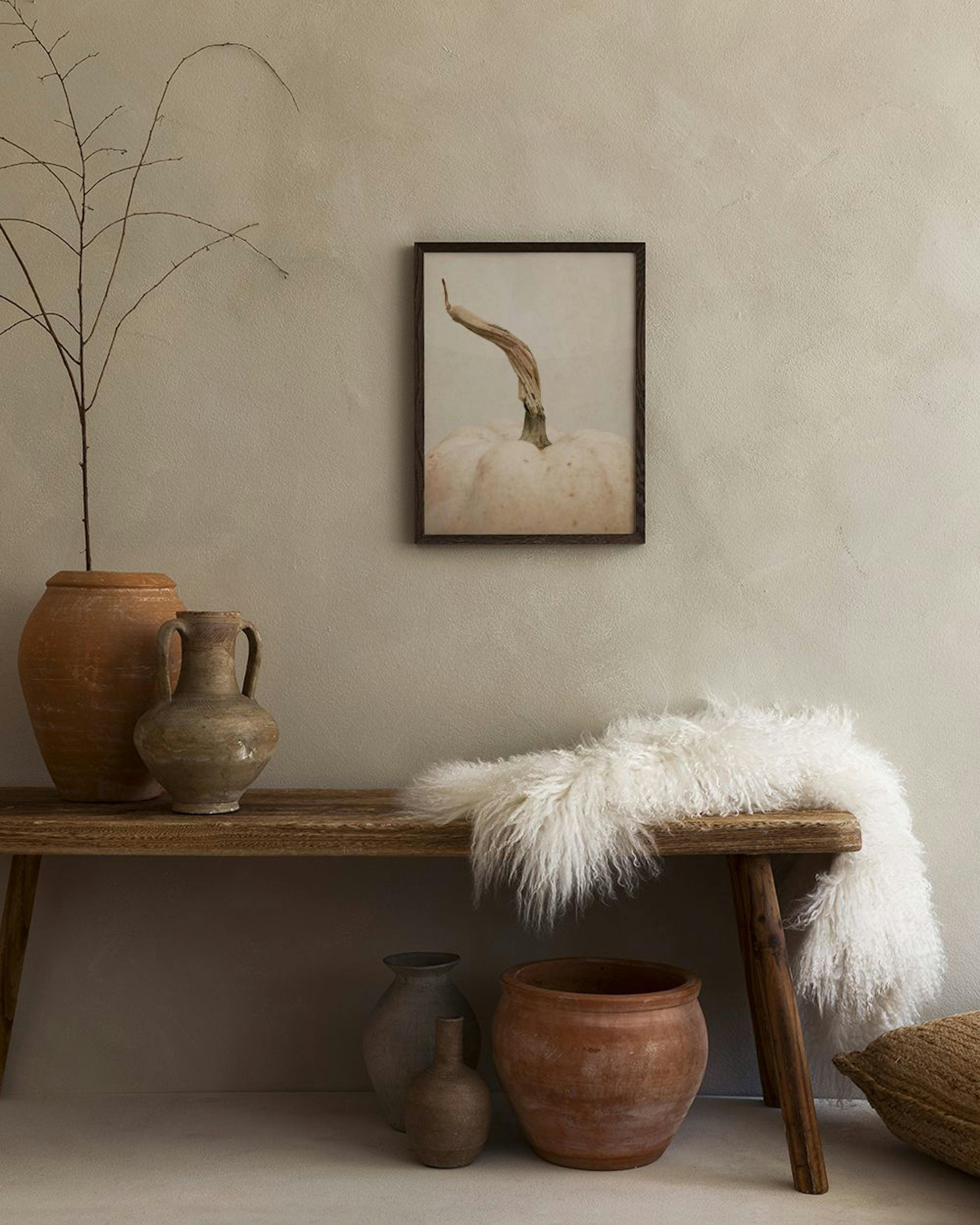 Affiche dune citrouille blanche avec une tige tordue, exposée au-dessus dun banc rustique avec des pots en terre cuite et une pe