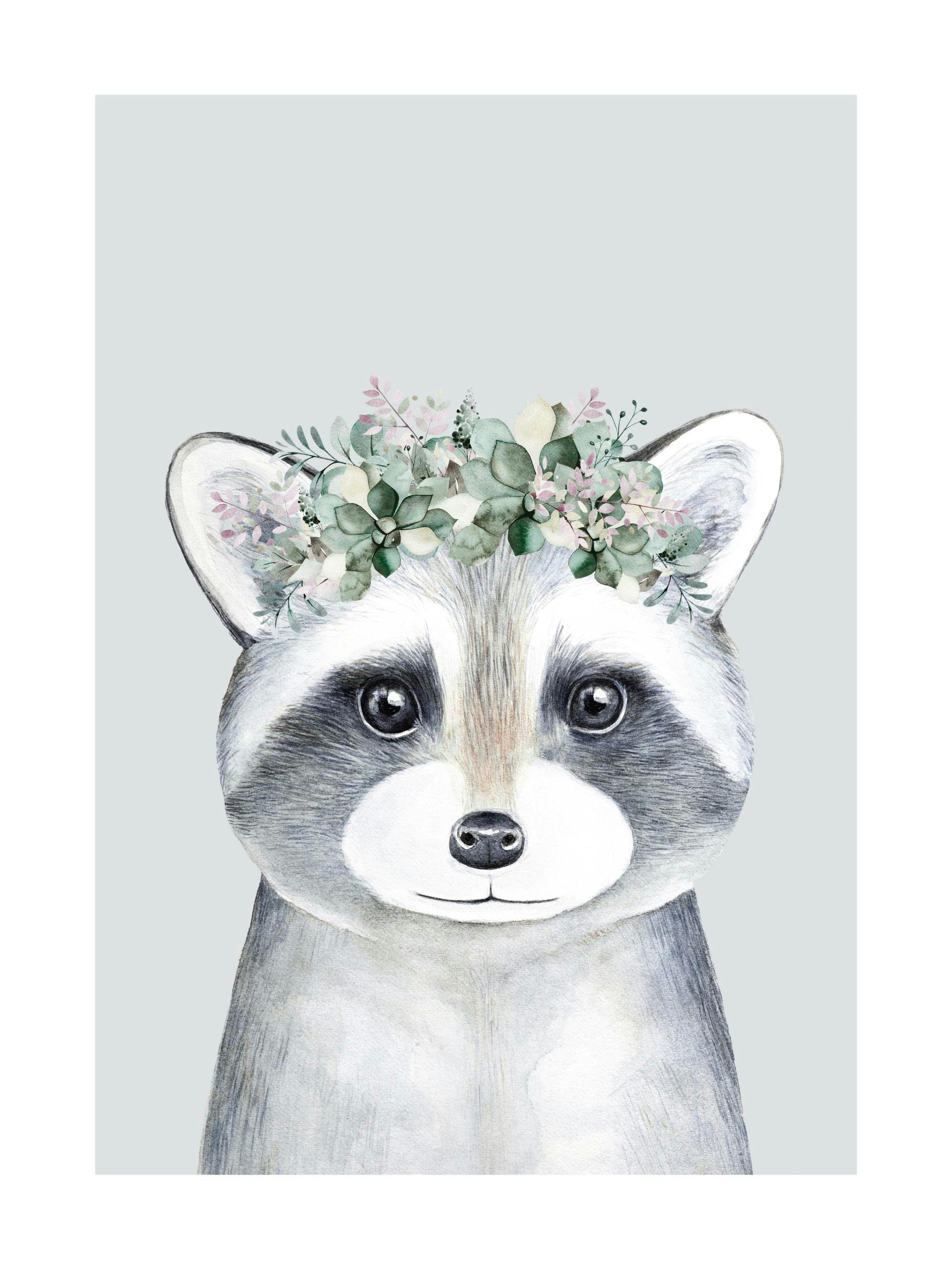 Akvarellillustration av en grå tvättbjörn med blomsterkrona i grönt och lila, mot ljusgrön bakgrund. Lekfull djurposter barnrum.