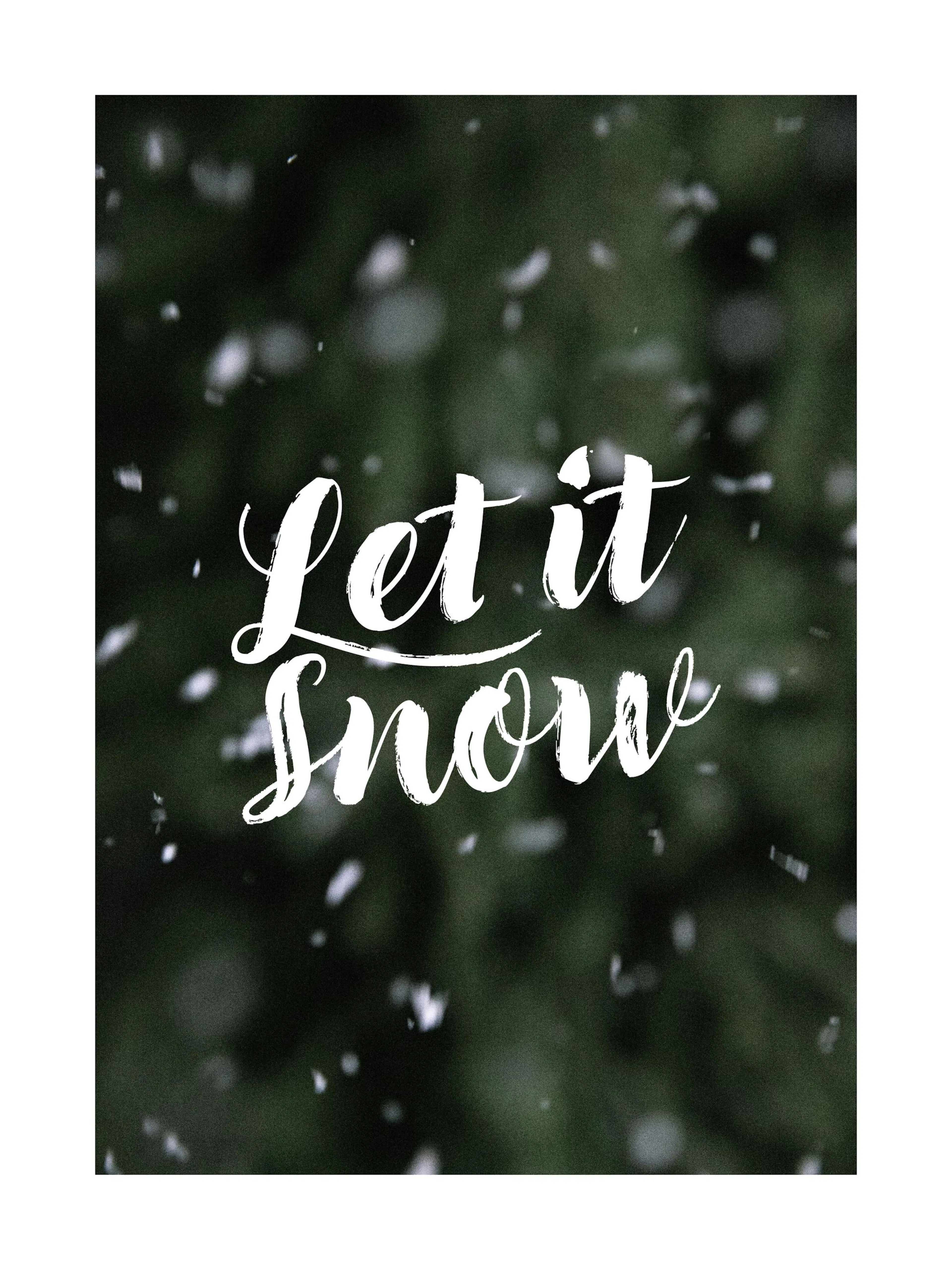 Poster met witte Let it Snow tekst en sneeuwvlokken op een donkergroene achtergrond, kerstdecoratie.
