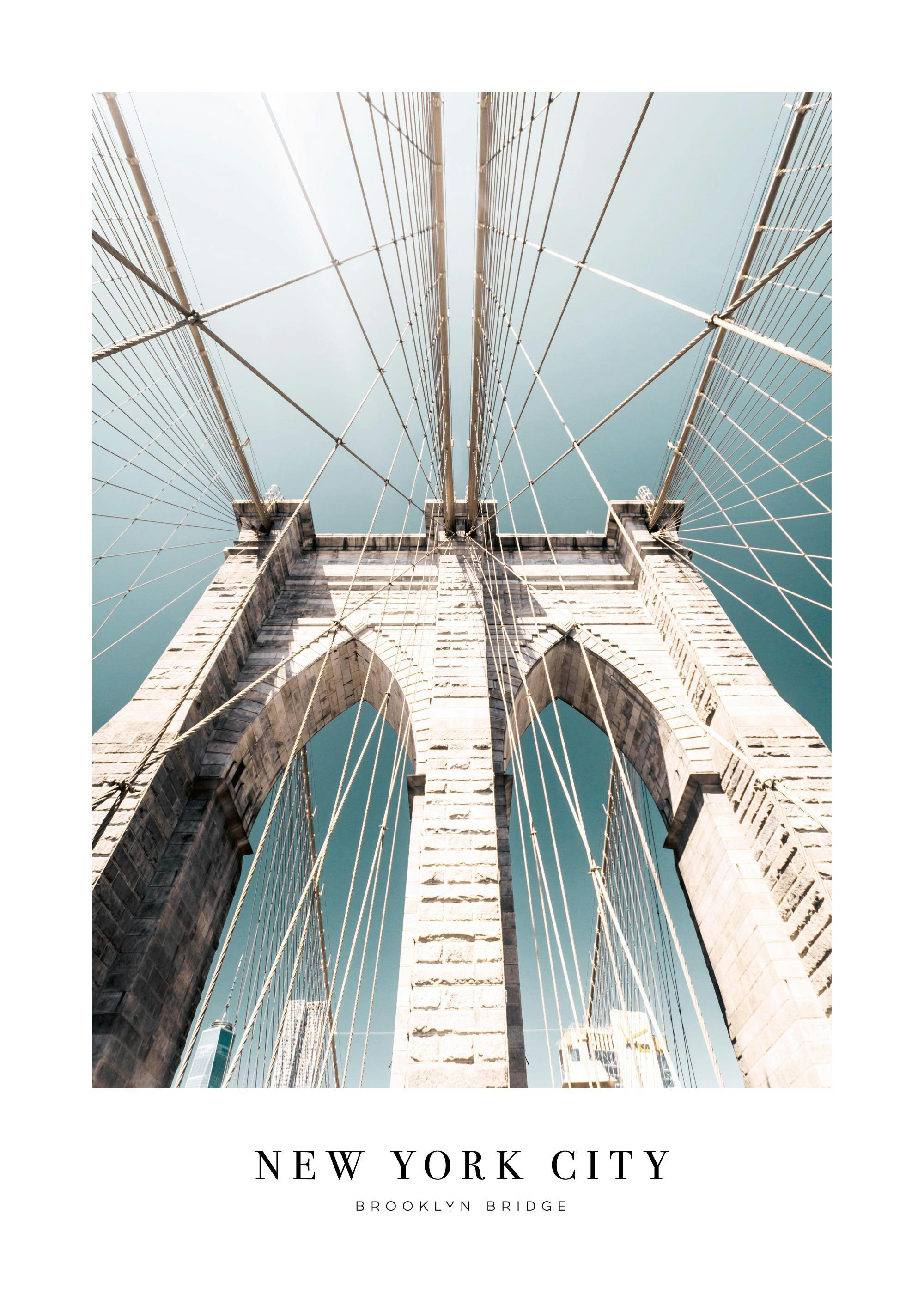 Fotografi av Brooklyn Bridge sedd underifrån, med dess kablar och stenpelare mot en blå himmel, med texten New York City Brookly