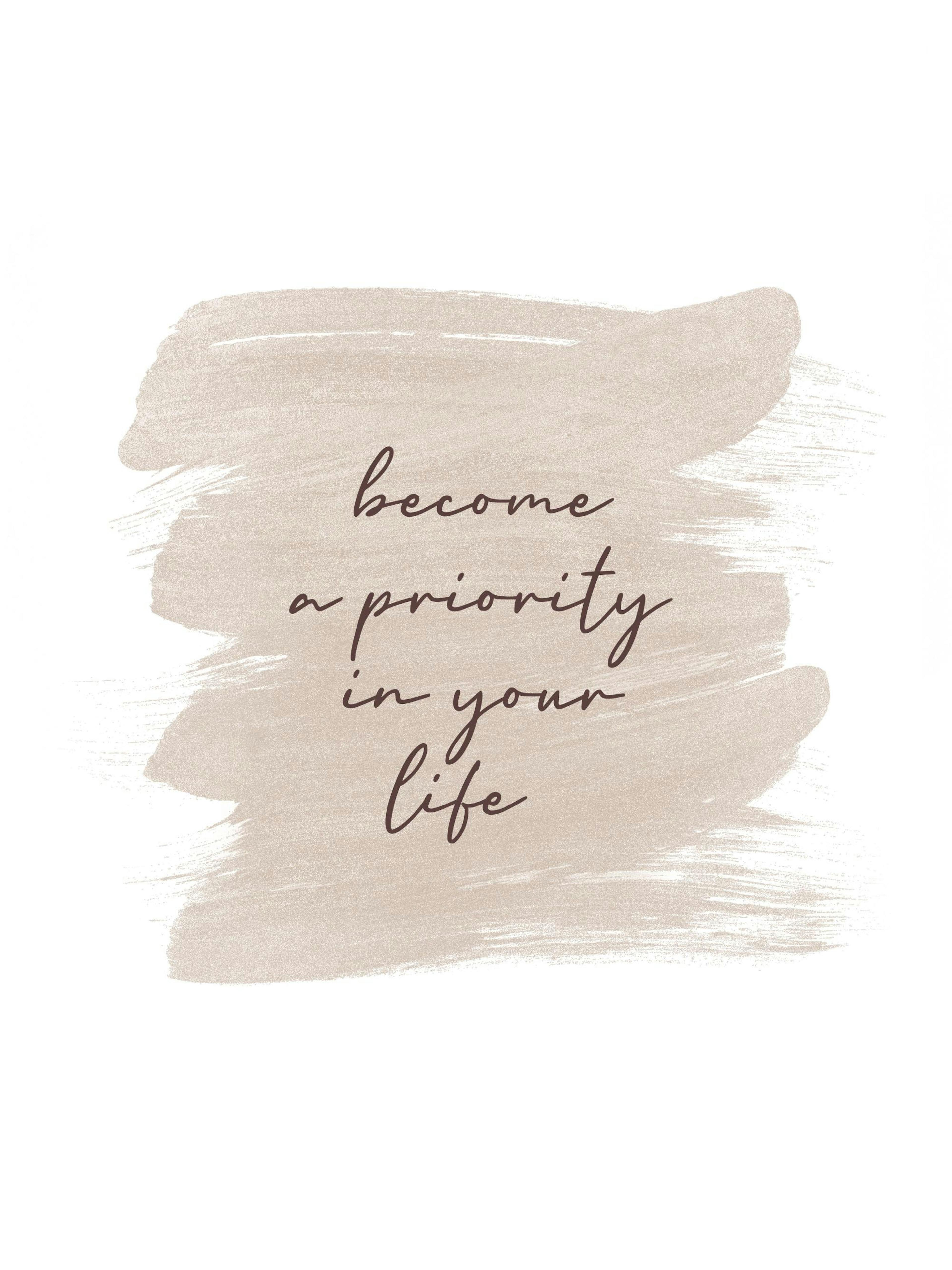 Plakat Become A Priority z beżowym kształtem, cytatem become a priority in your life”. Minimalistyczny design.