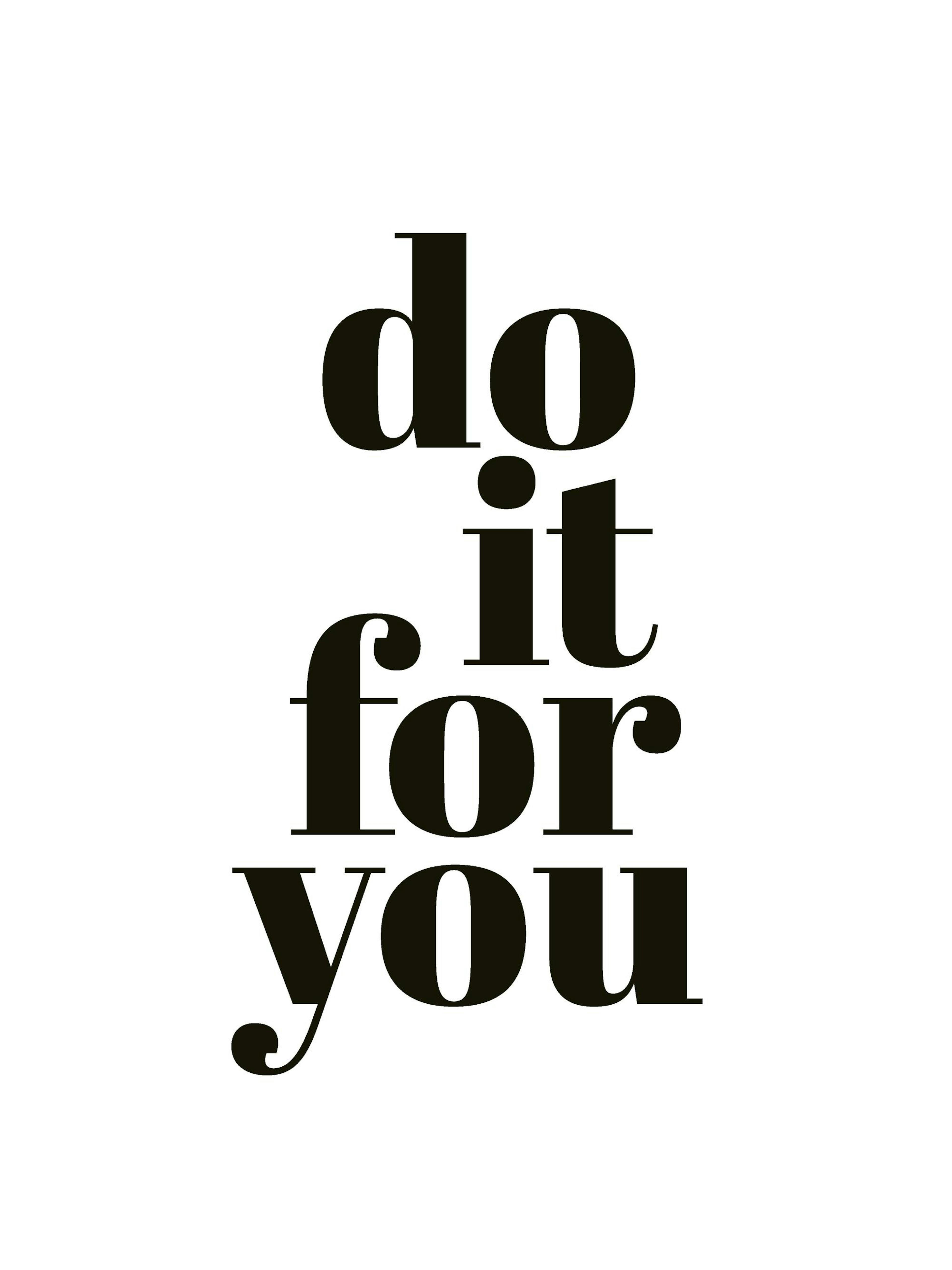 Svarthvit tekstplakat med sitatet do it for you i tykke, svarte bokstaver mot en hvit bakgrunn. Motiverende plakat.