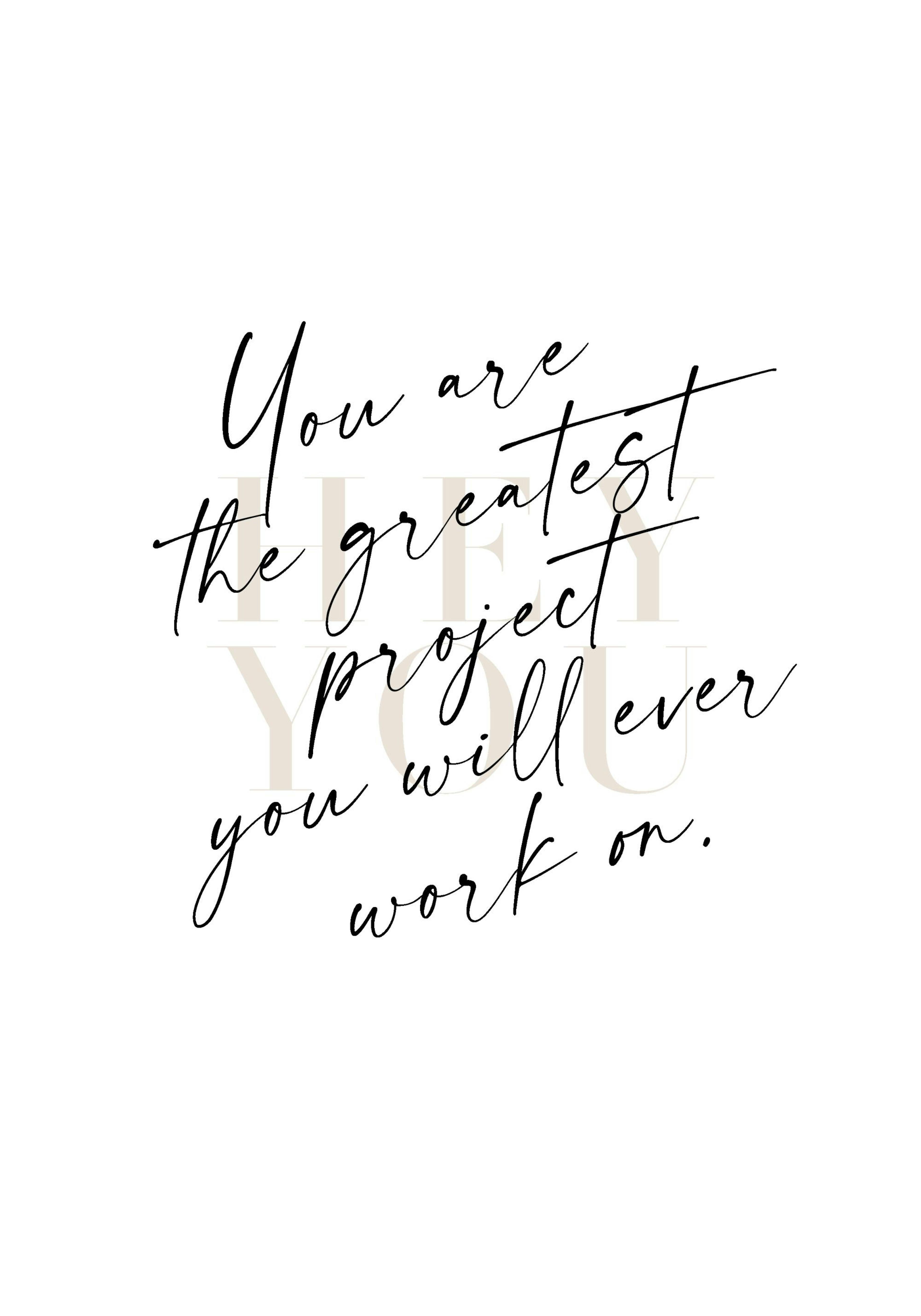 Plakat med teksten You are the greatest project you will ever work on i svart skrift på hvit bakgrunn, henger over et hvitt skap