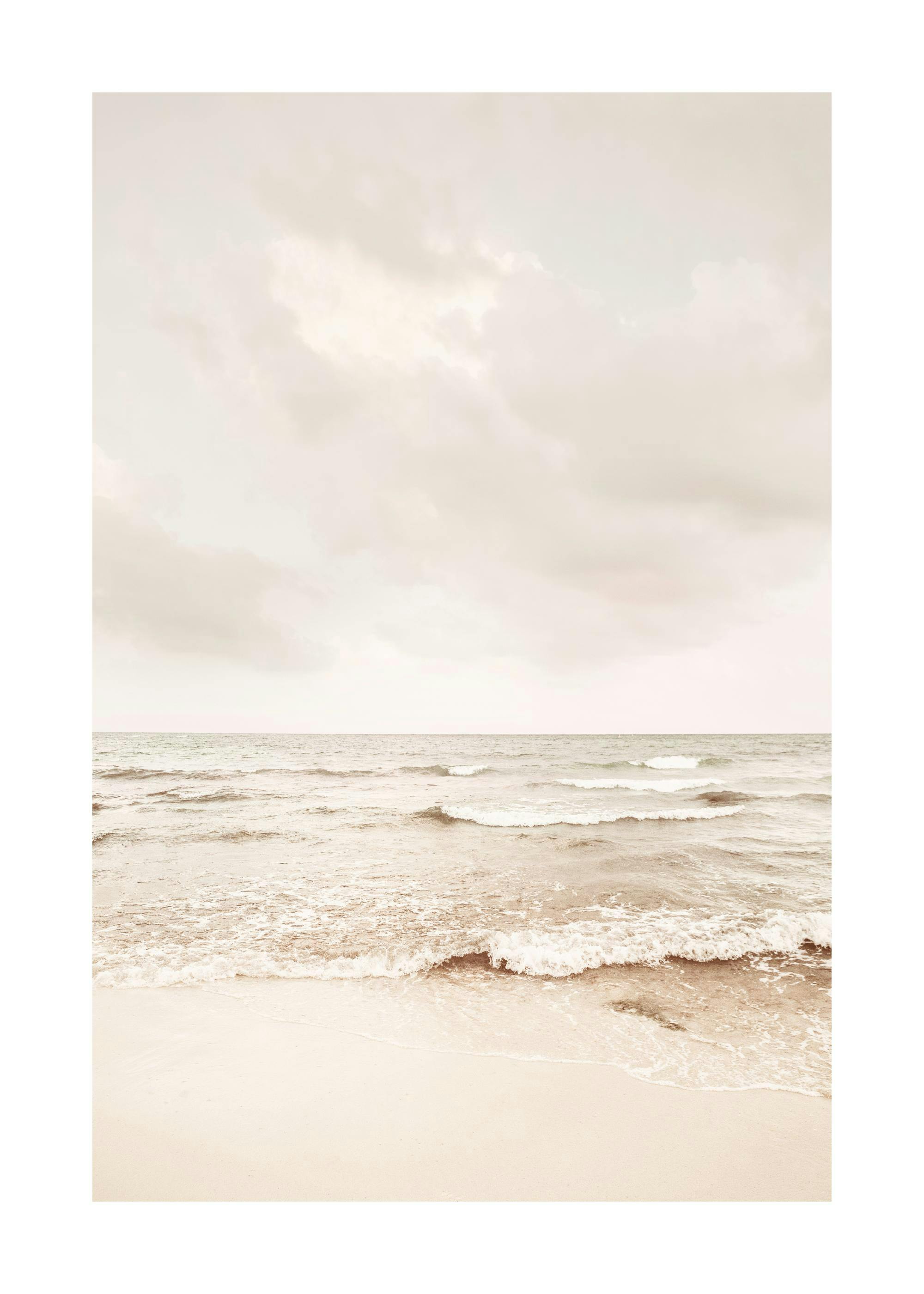 Affiche de mer calme avec des vagues douces et une plage de sable beige sous un ciel nuageux, ambiance sereine.