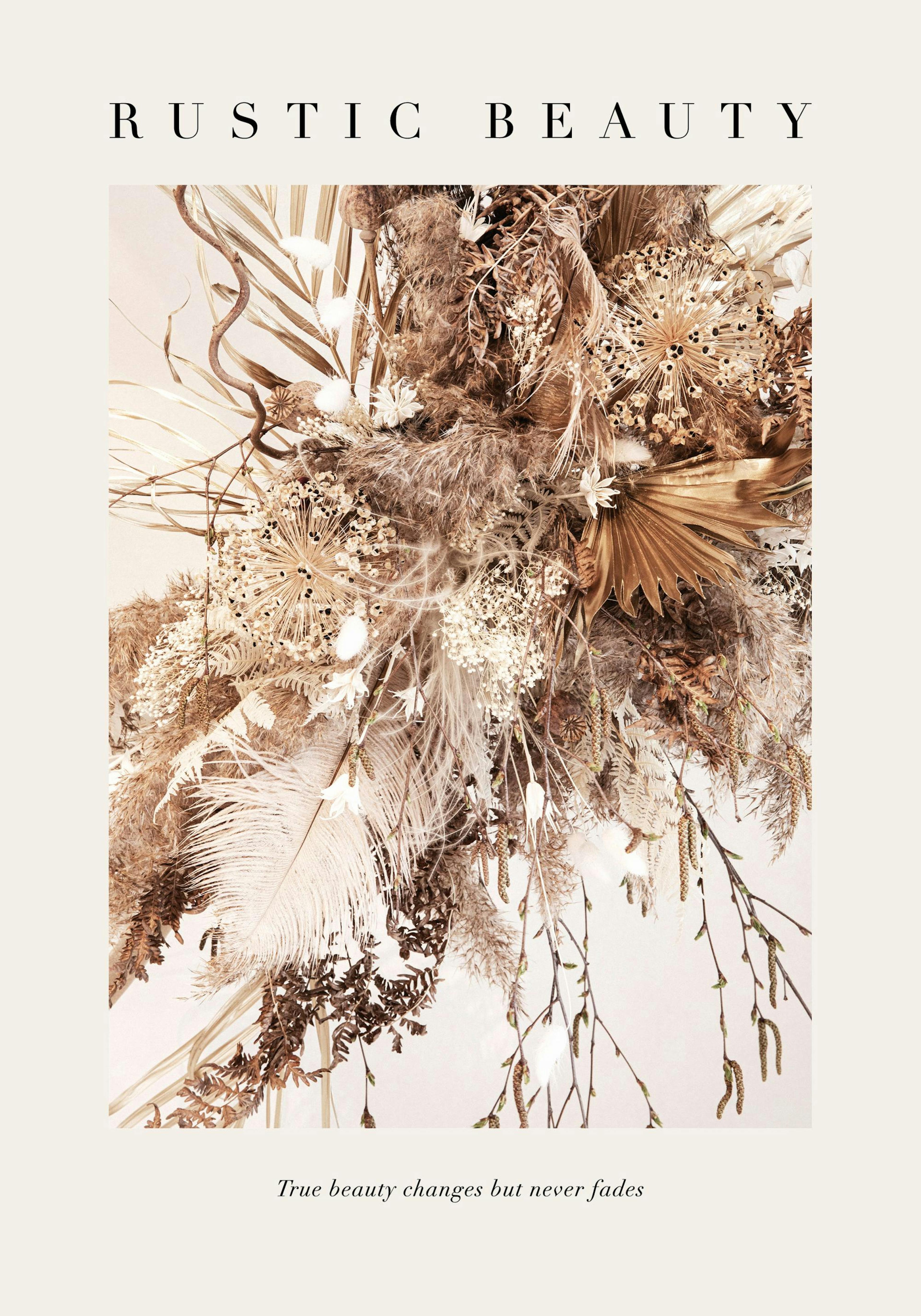 Plakat med bukett av beige tørkede blomster, fjær og gress med teksten Rustic Beauty og True beauty changes but never fades.