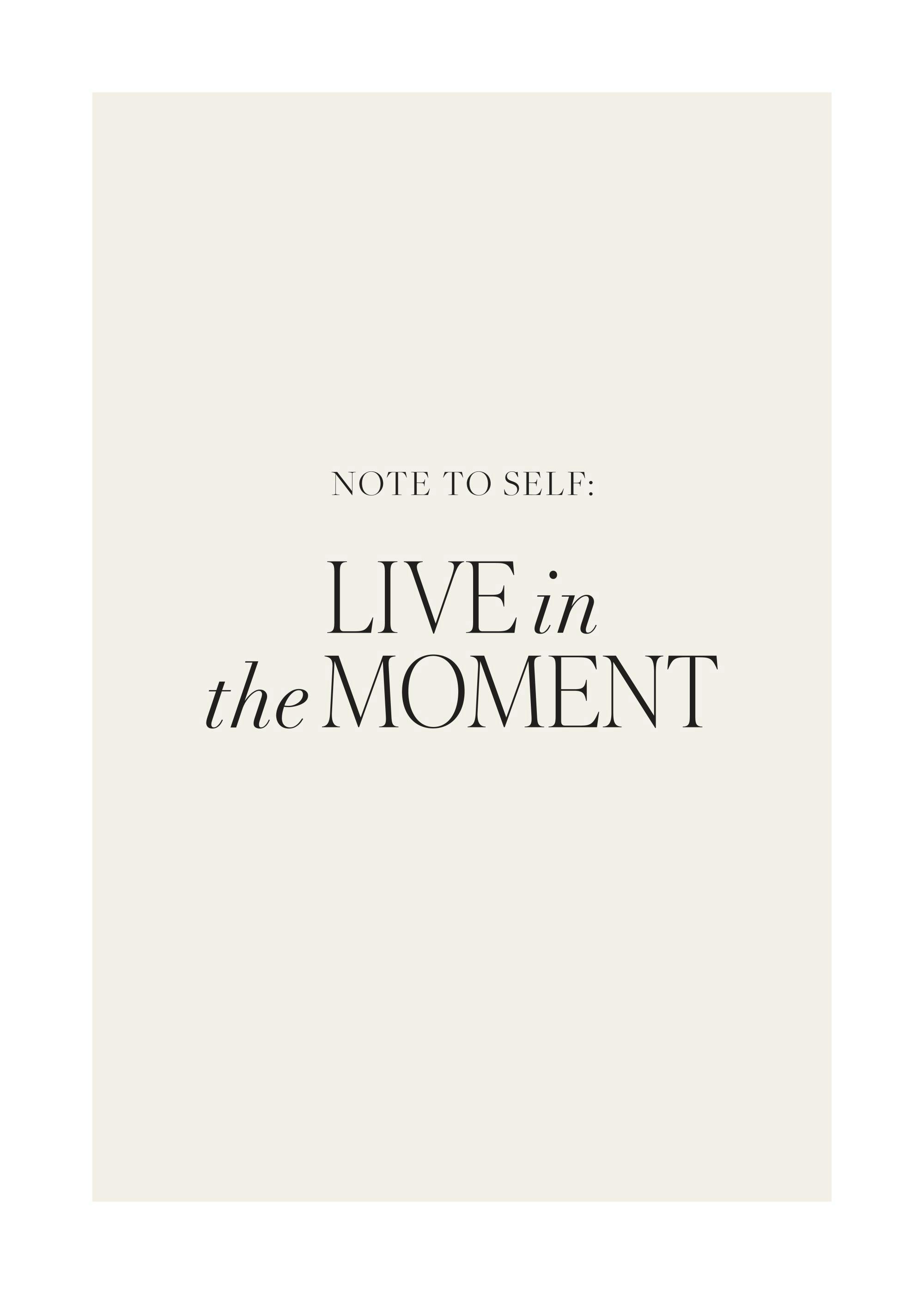 Affiche avec typographie noire sur fond clair, avec le texte Note to self: Live in the MOMENT