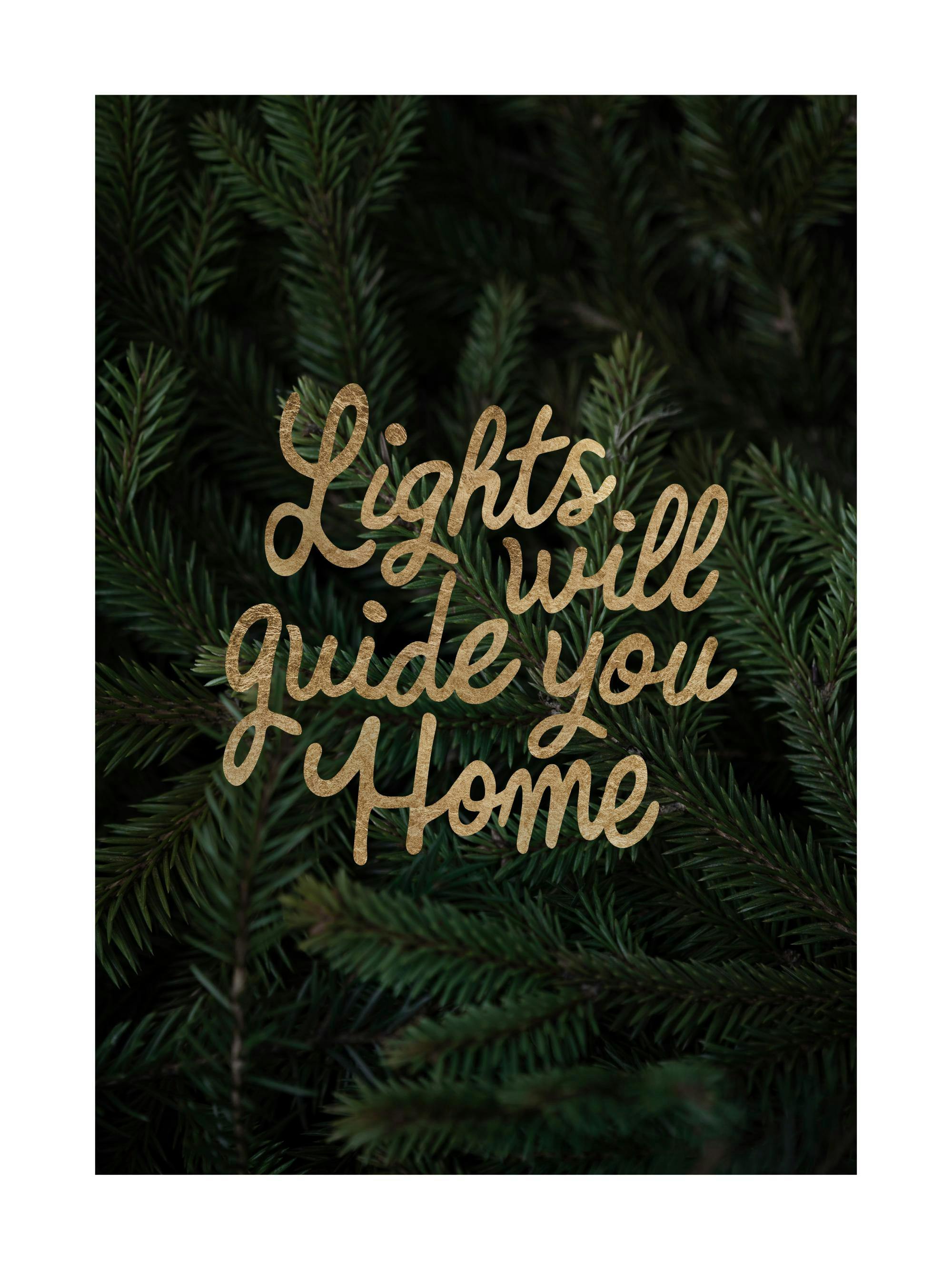 Fotografi av gröna julgransgrenar med gyllene text Lights will guide you home, julposter.