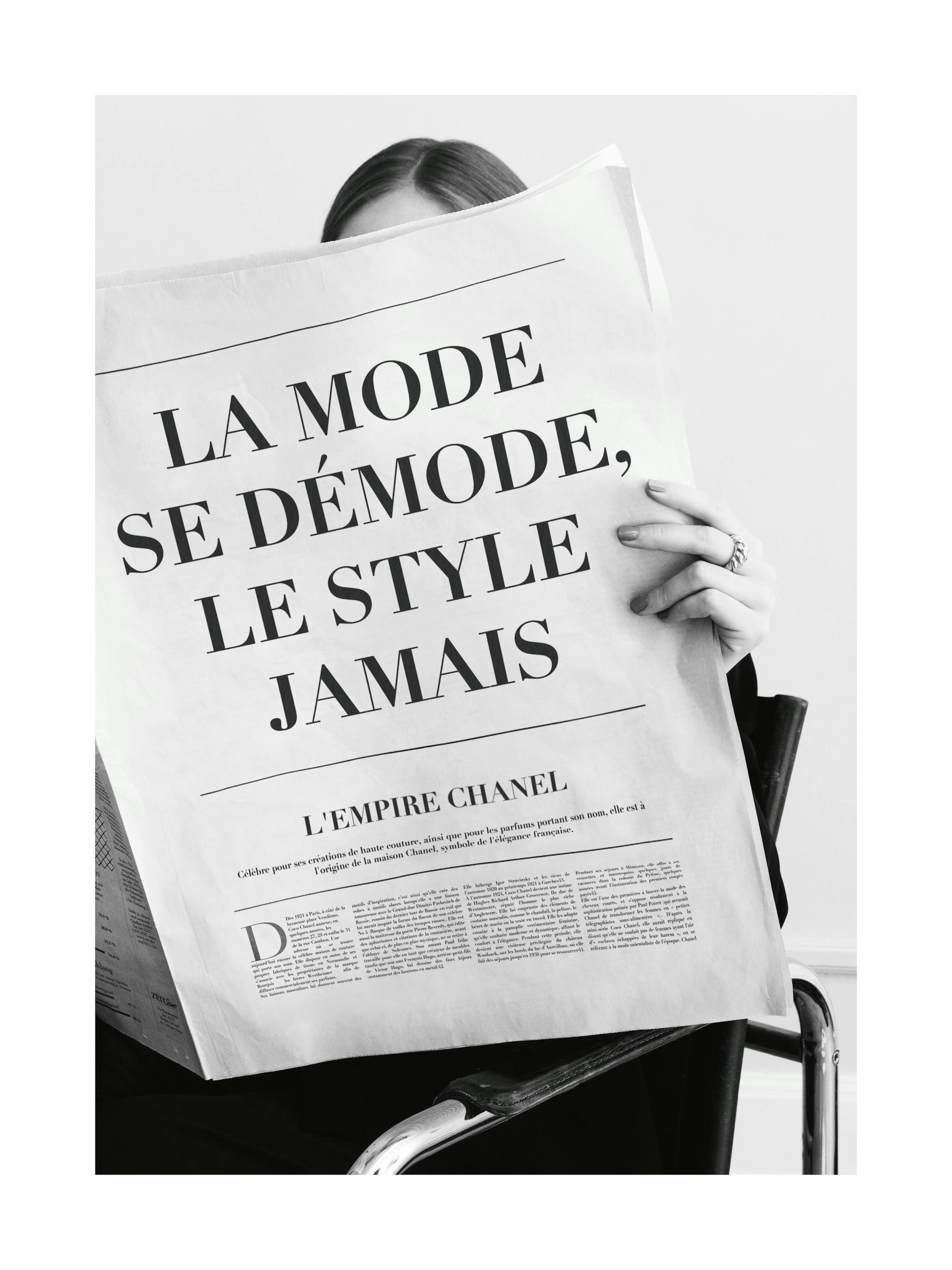 Reading the Paper Plakat 0