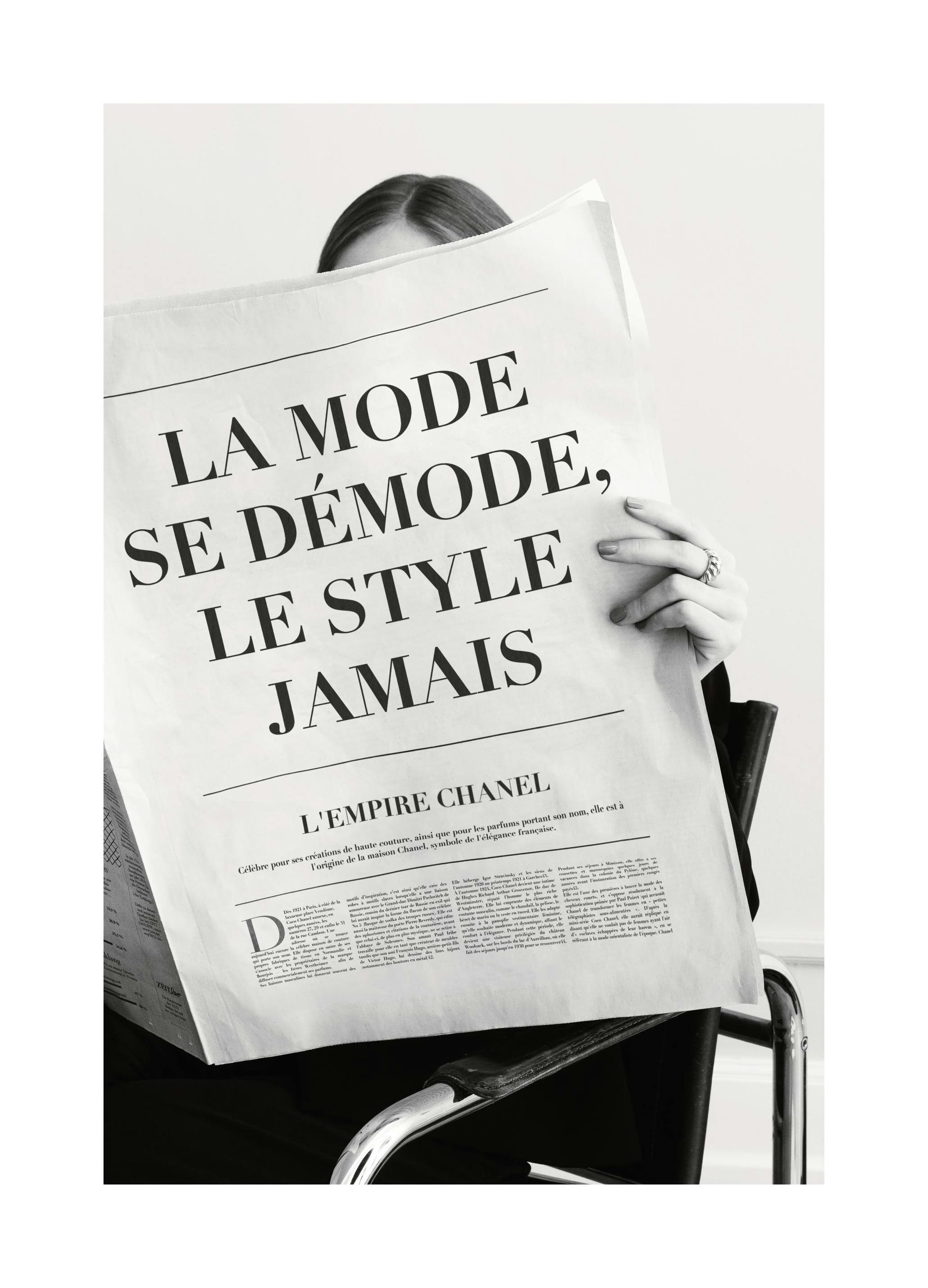 Reading the Paper Print (50x70 cm)