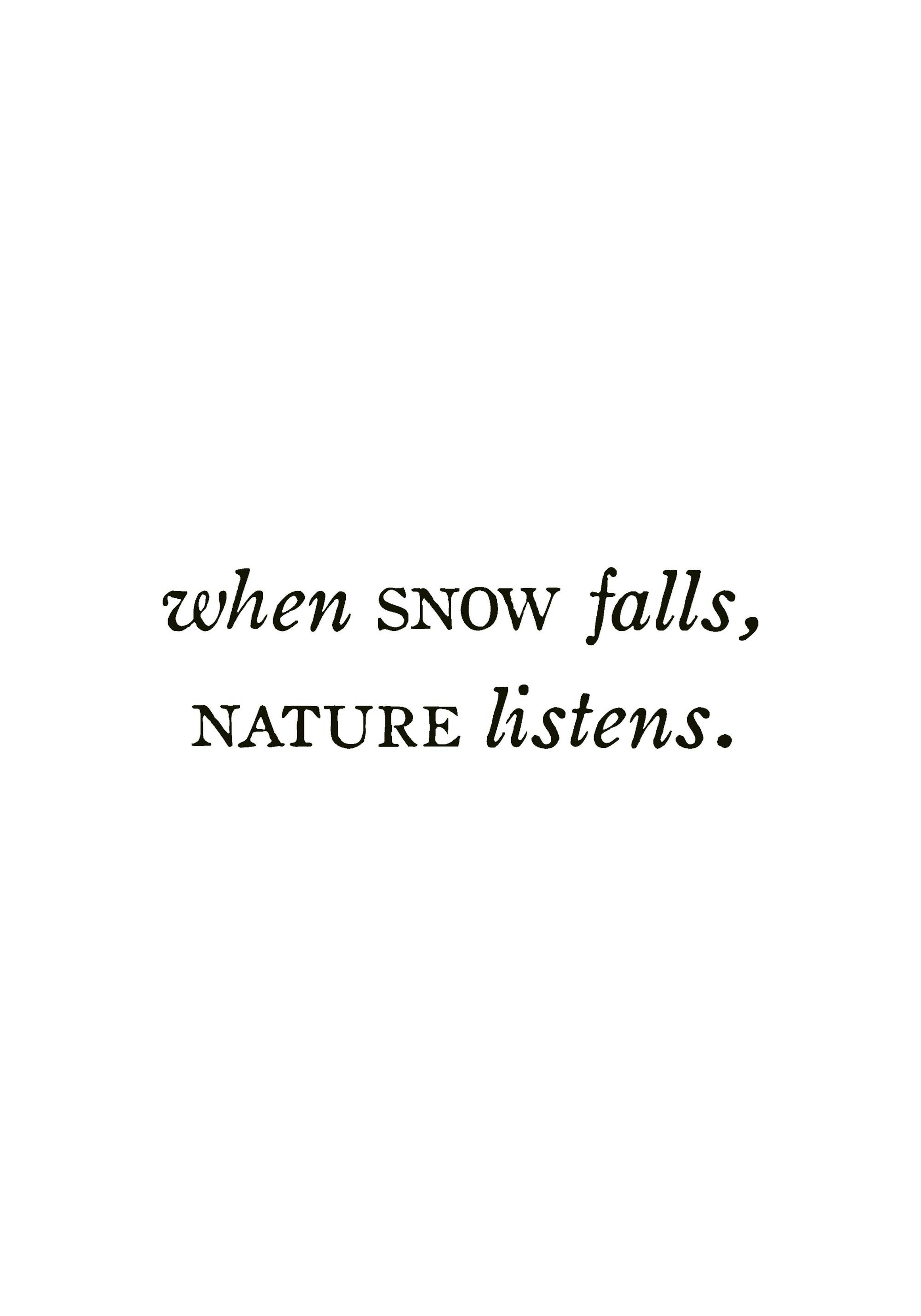 Plakat med teksten «When snow falls, nature listens.» i svart kursiv skrift mot en hvit bakgrunn. Vinterplakat med sitat.