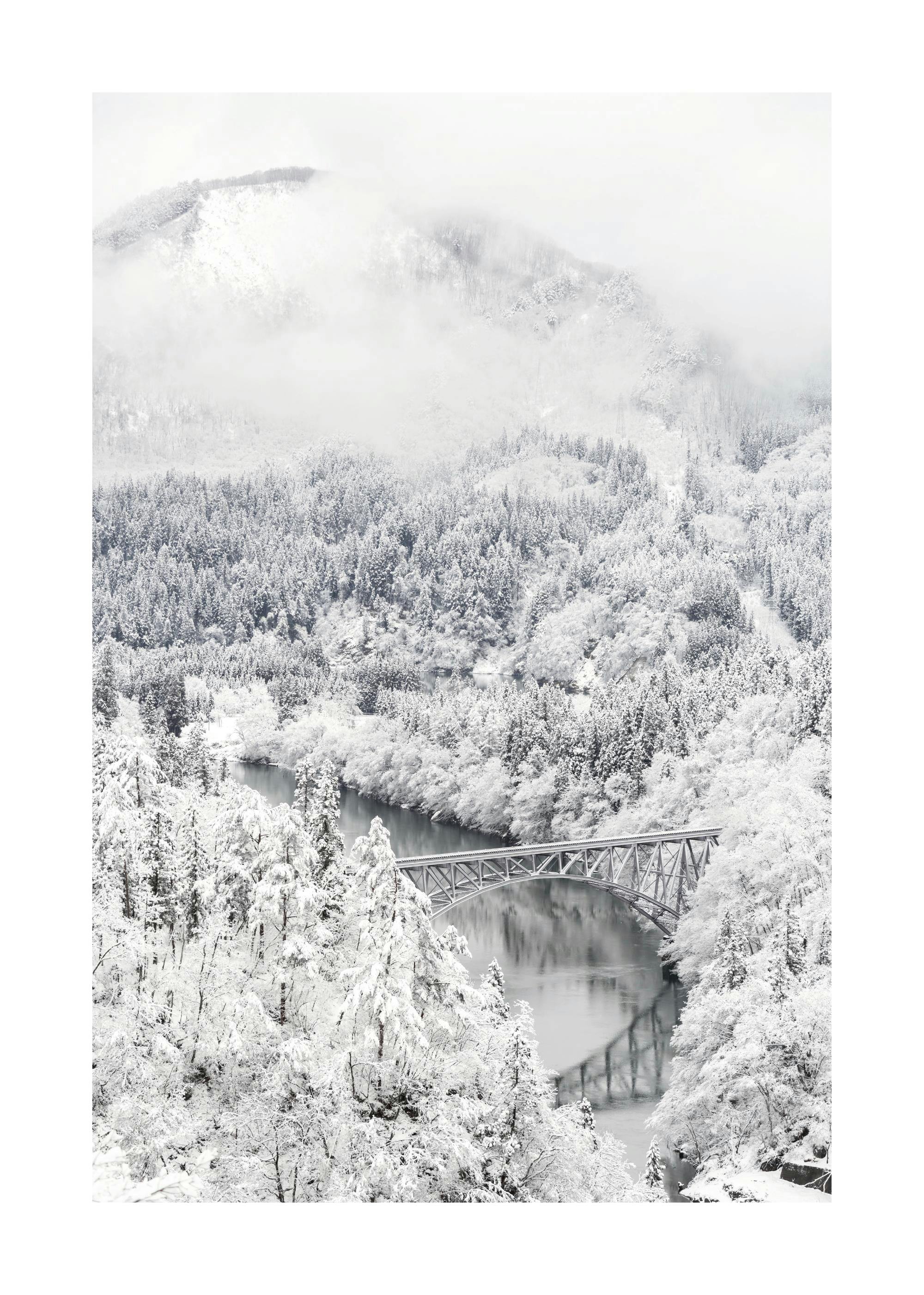 Affiche paysage enneigé avec forêt, rivière et pont, montagnes brumeuses en arrière-plan