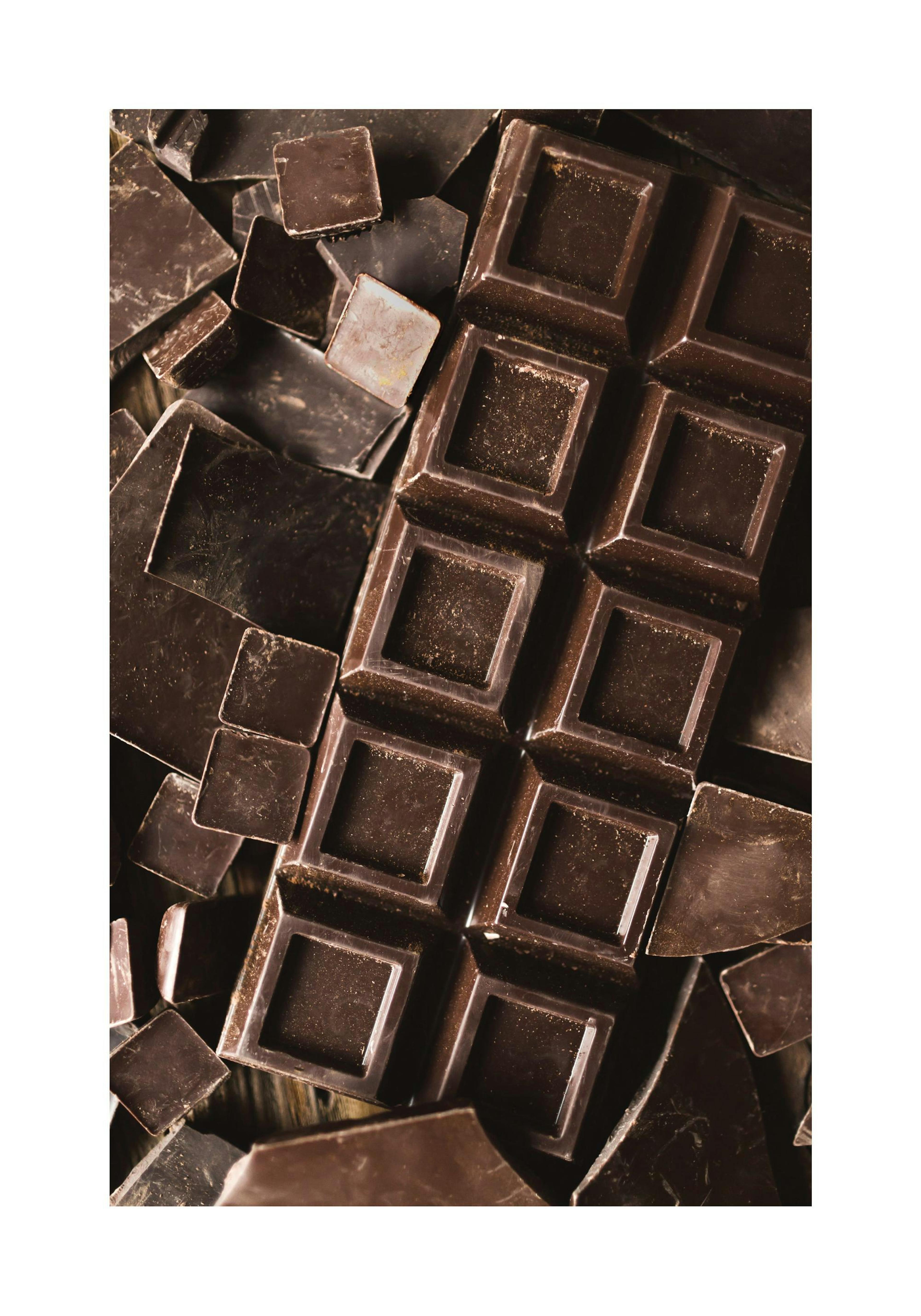 Mørk chokoladeplade og stykker, madfotografi til køkkenet, lækker chokolade plakat.