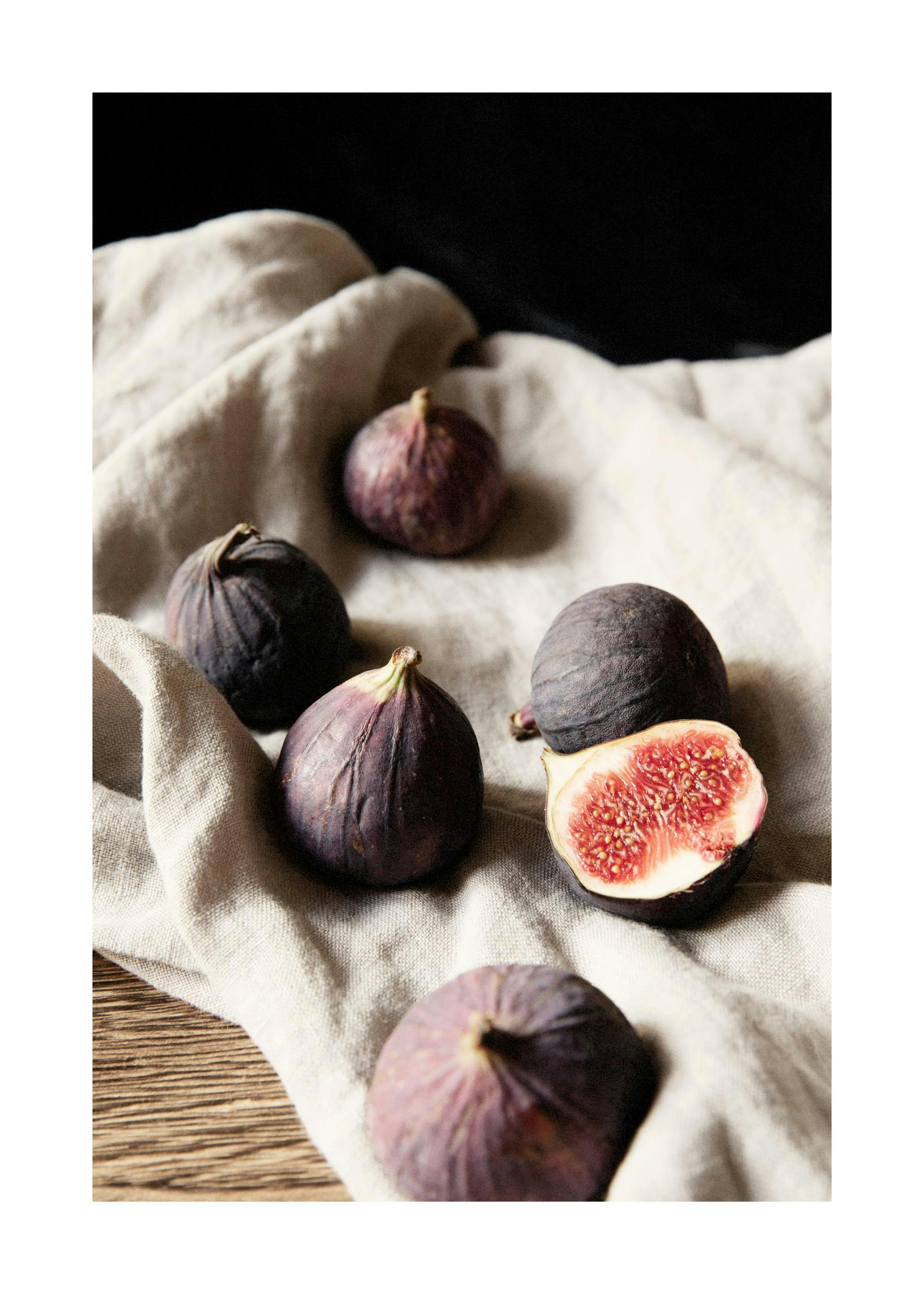 Affiche de photographie de six figues moelleuses violettes sur un tissu en lin beige