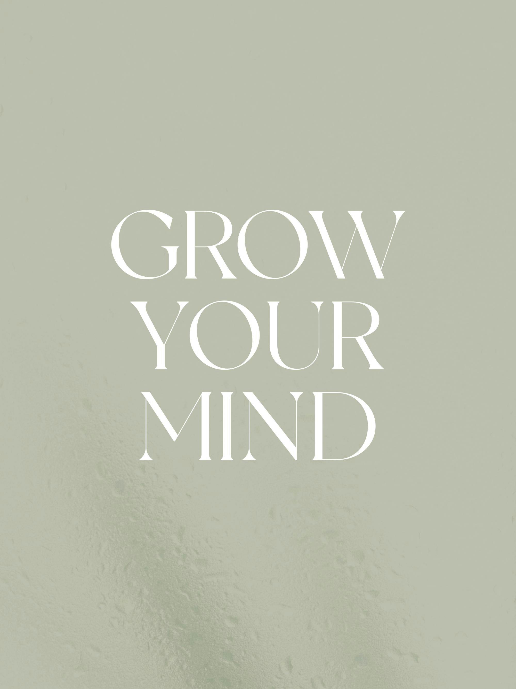 Grön citattavla med texten Grow Your Mind i vitt, inspirerande design för hemmakontoret.