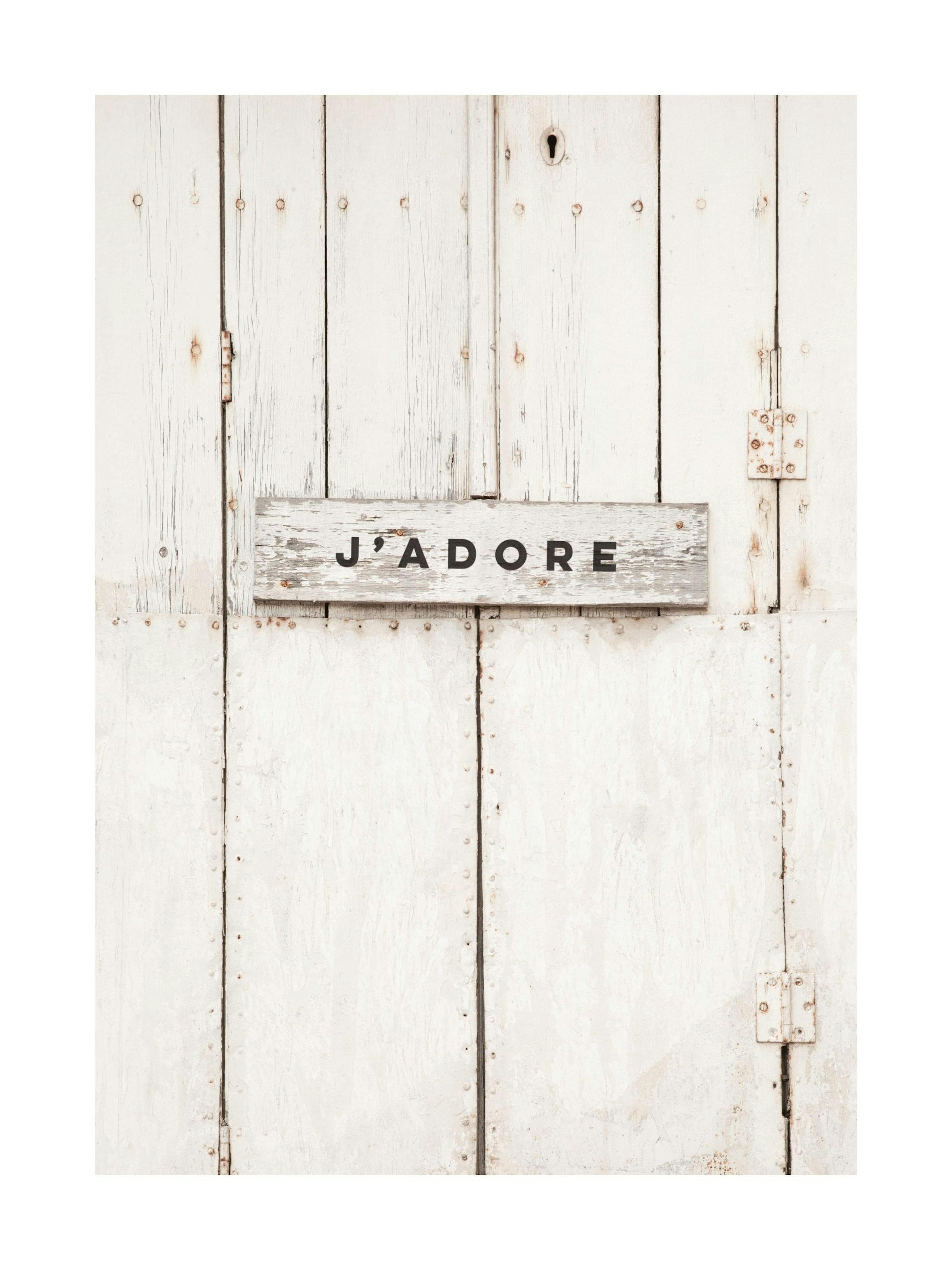 Affiche dune porte en bois blanc style plage, avec une pancarte JADORE en bois vieilli au centre et une serrure