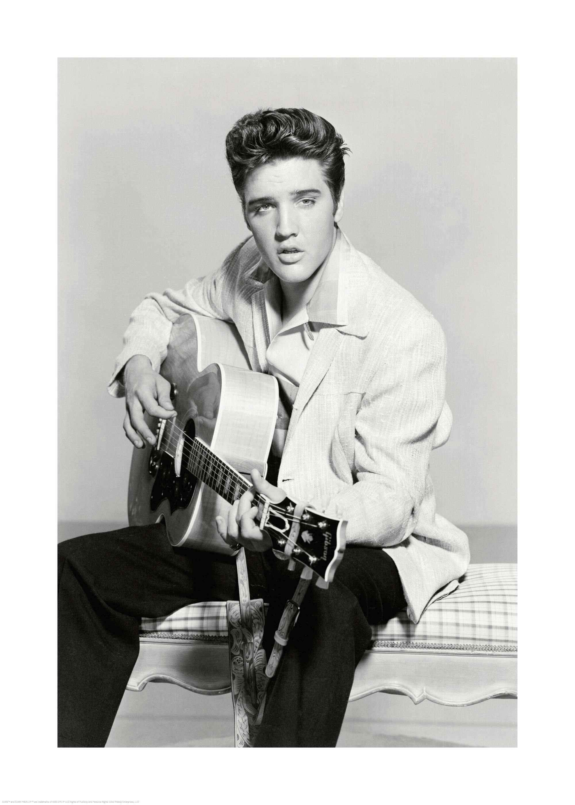 Poster monocromatico di Elvis Presley che suona la chitarra, stile fotografico vintage