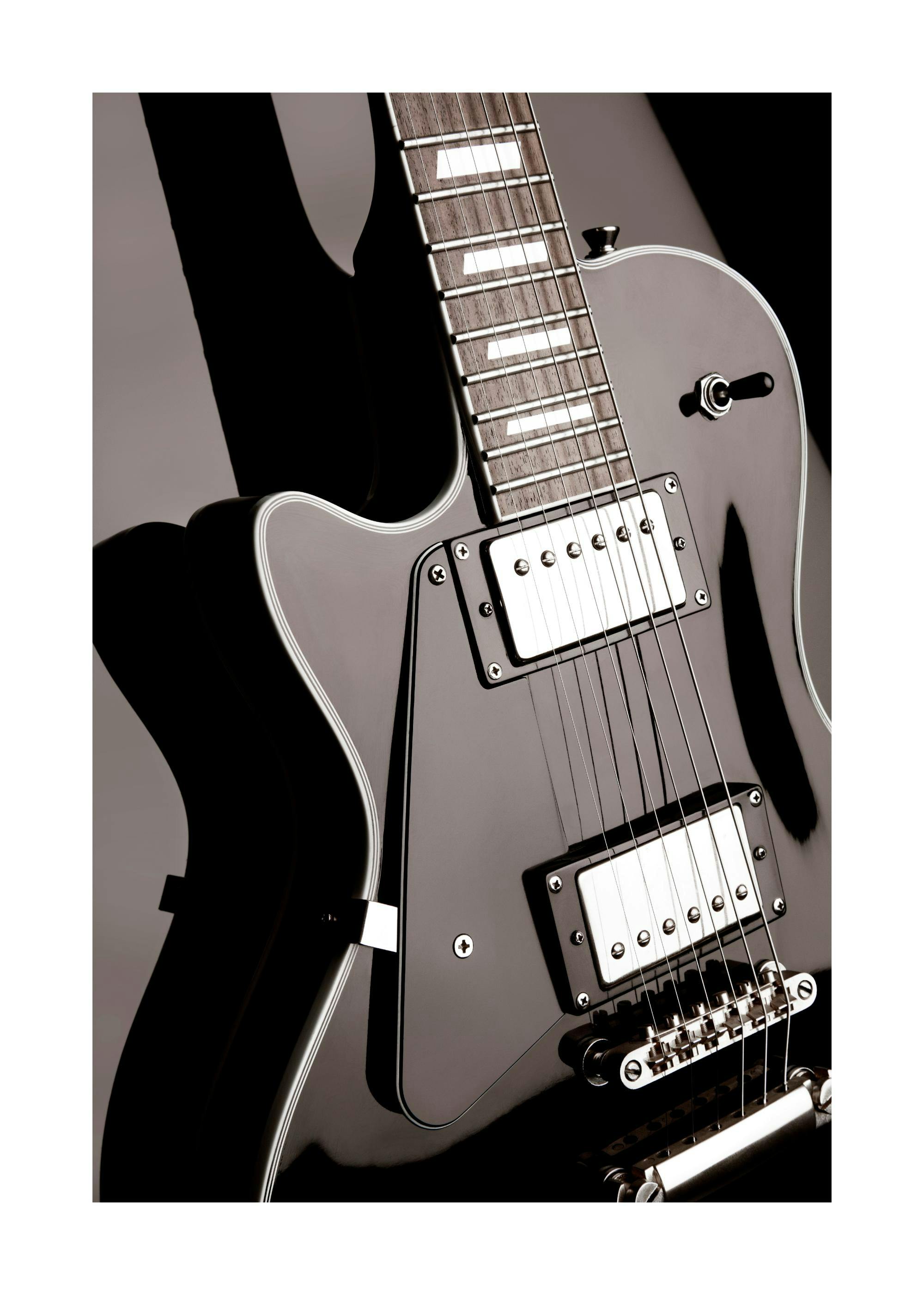 Póster de guitarra eléctrica negra, cuerpo brillante y mástil con trastes blancos, enfoque en cuerdas y pastillas.
