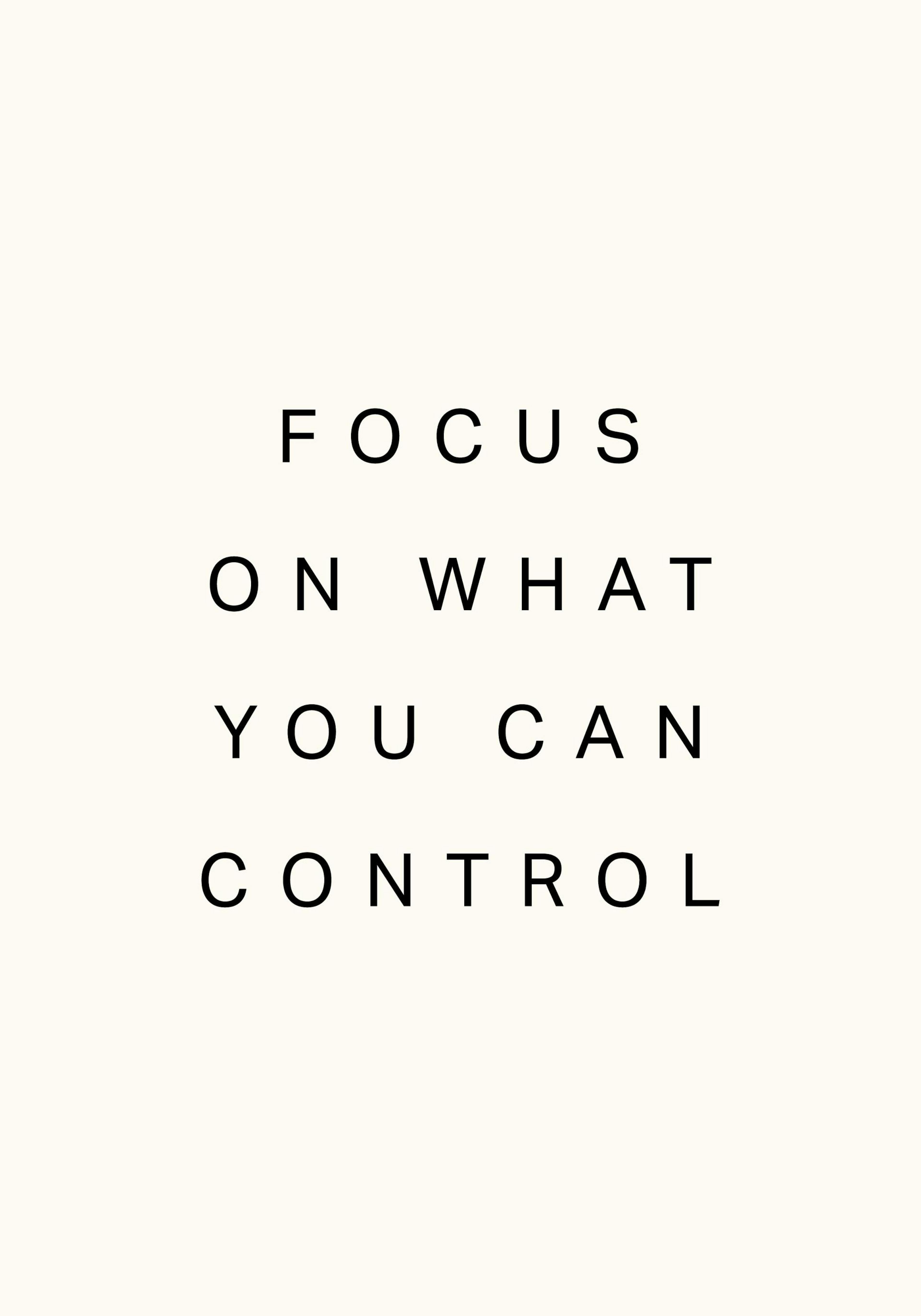 Motivačný čierno-béžový plagát s textom Focus on what you can control.