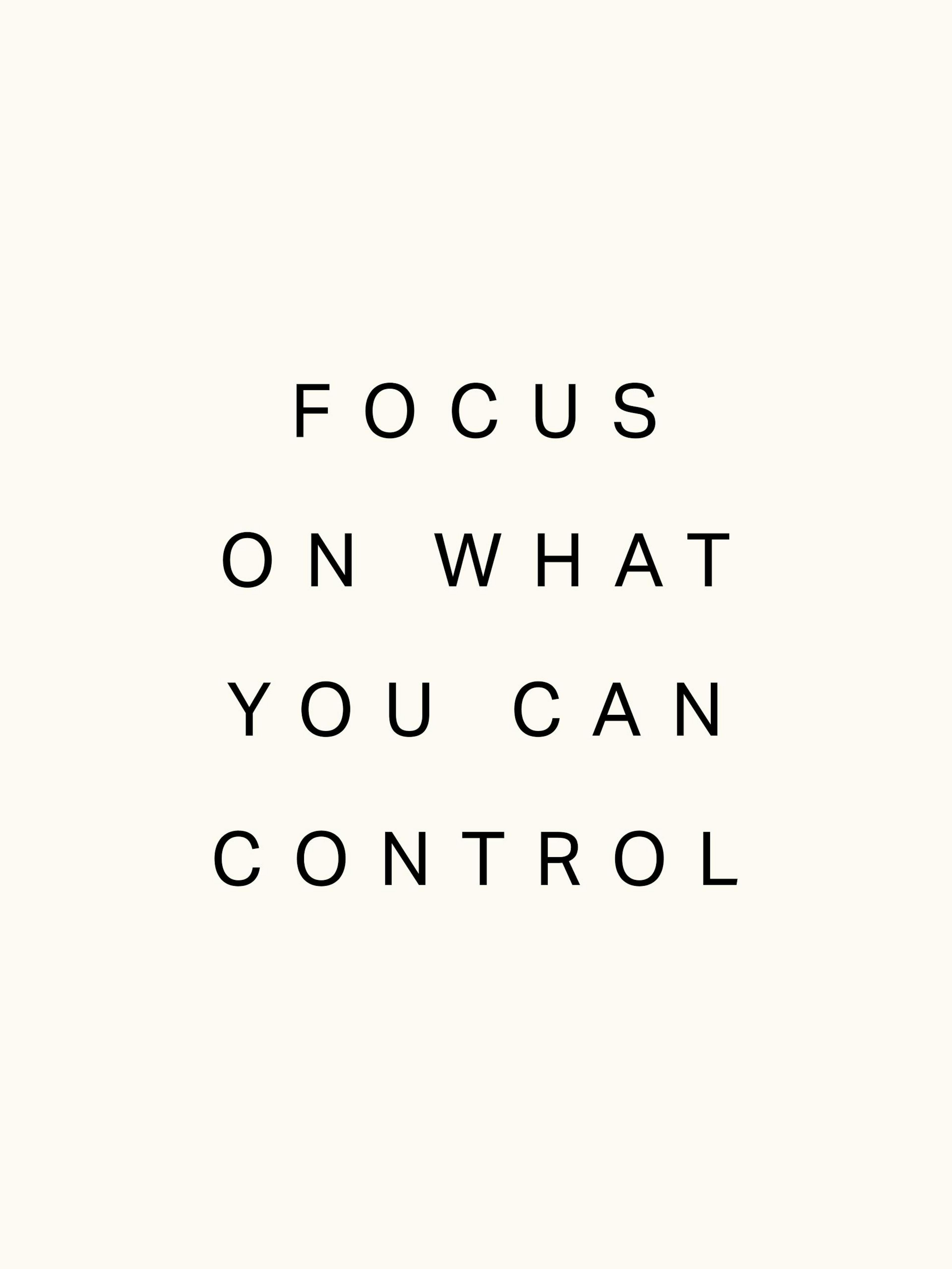 ベージュの背景に黒のテキストで「Focus on what you can control」と書かれたインスピレーションを与えるテキストポスター