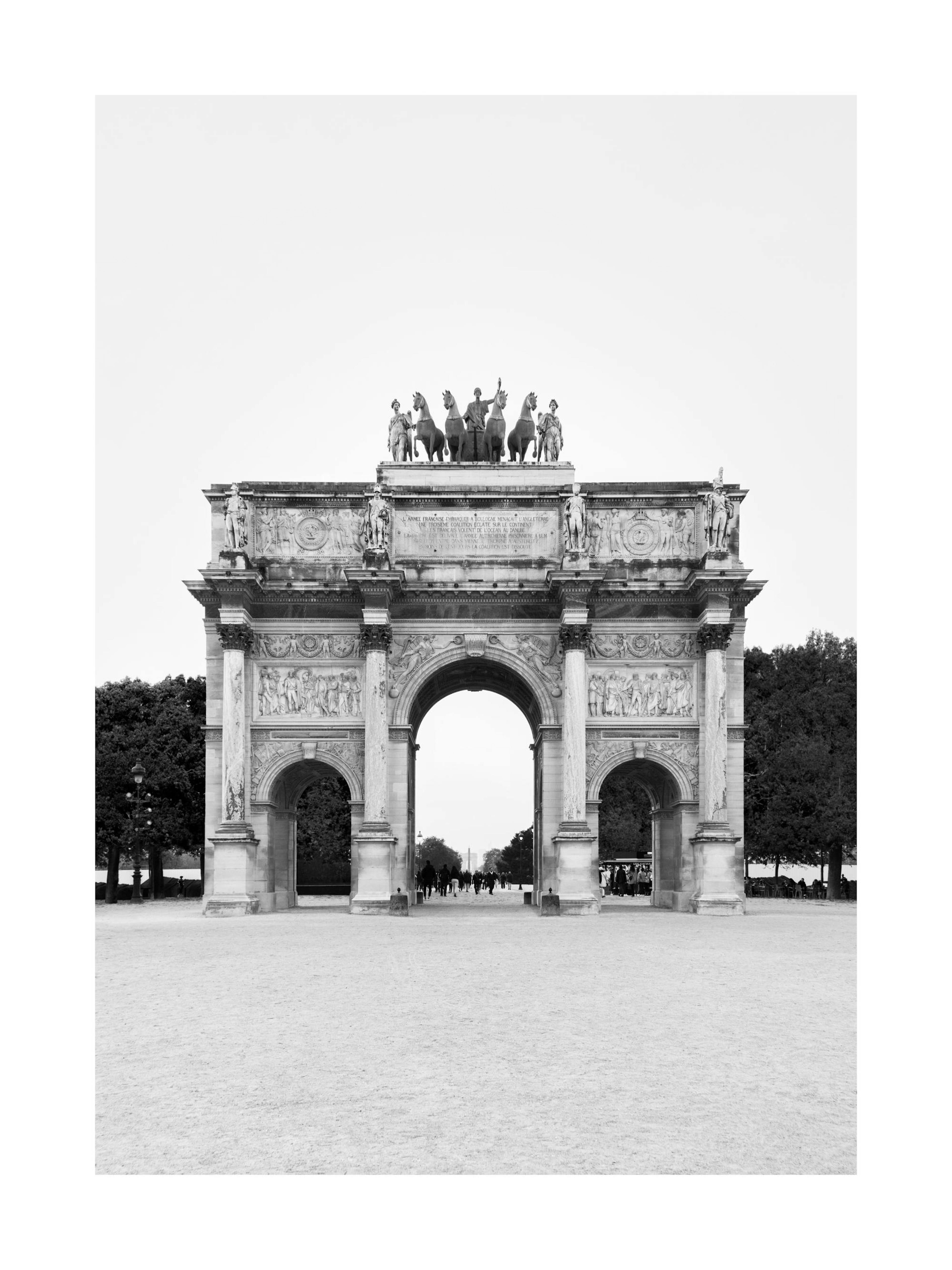 Póster en blanco y negro del Arc de Triomphe du Carrousel, París. Monumento histórico con estatuas y árboles a los lados.