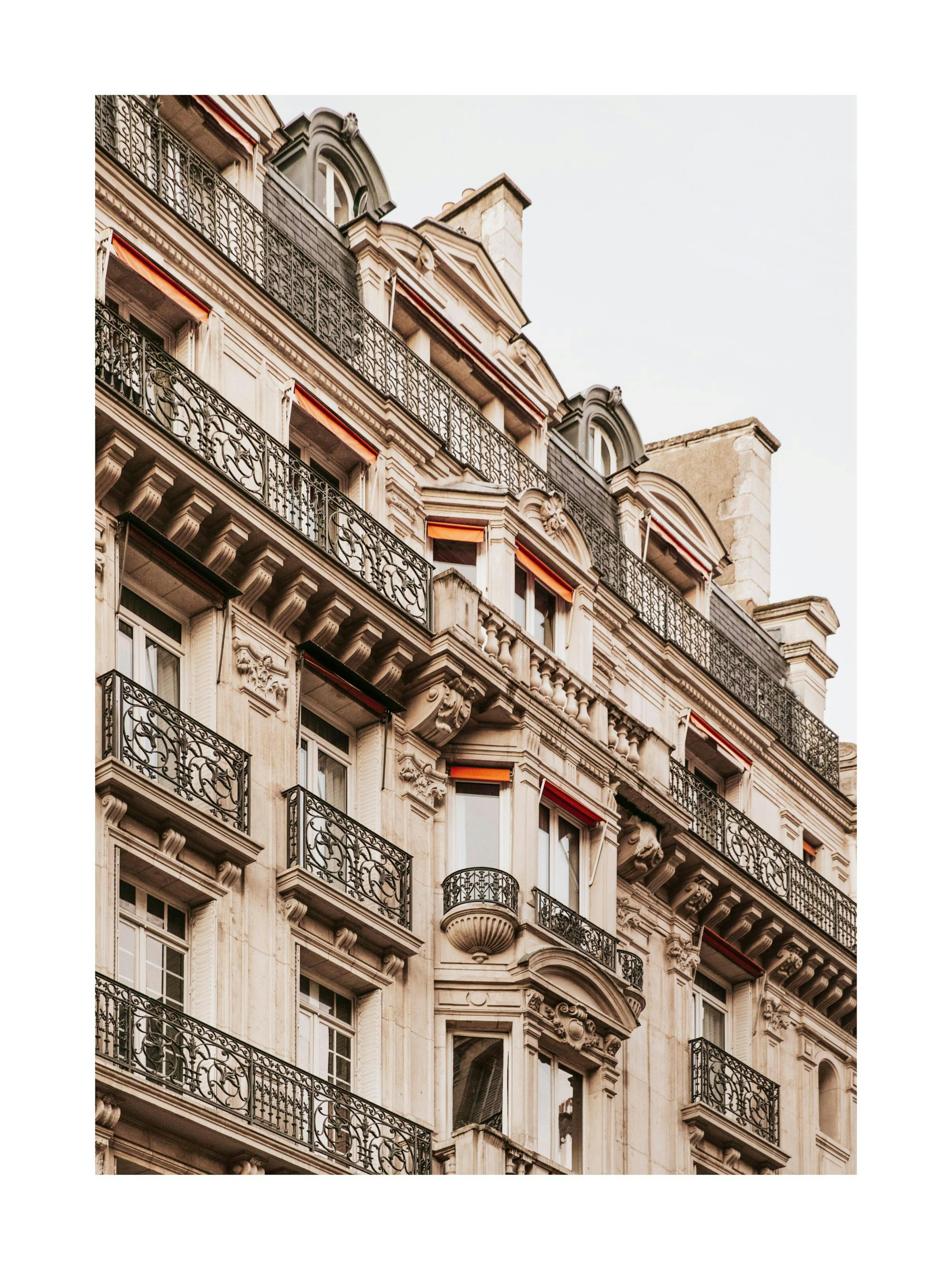 Affiche dune façade de bâtiment beige avec de nombreux balcons en fer forgé noir, typographie architecturale.