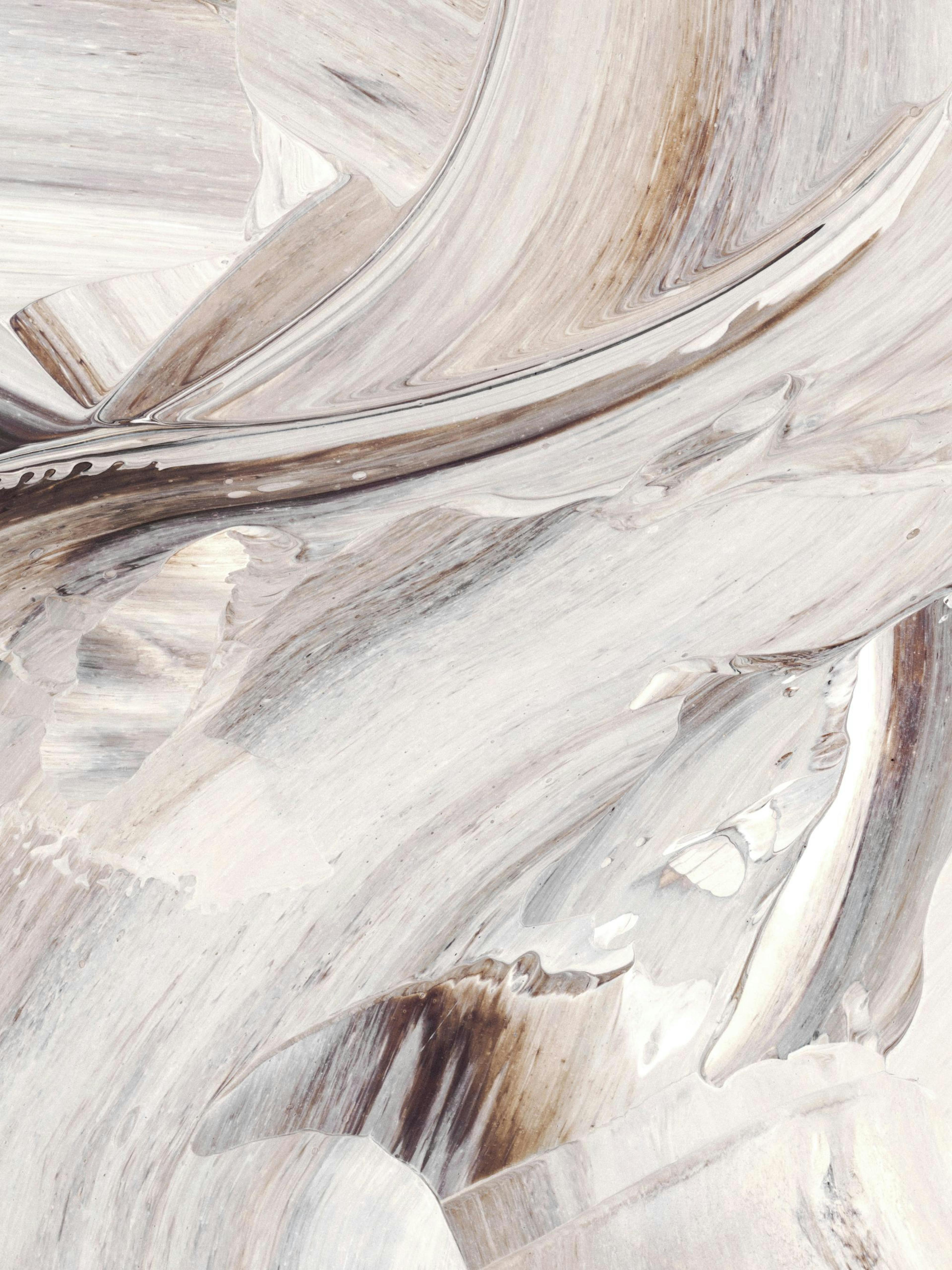 Póster abstracto con pintura cremosa, pinceladas circulares, tonos tierra, marrones y blancos, arte moderno.