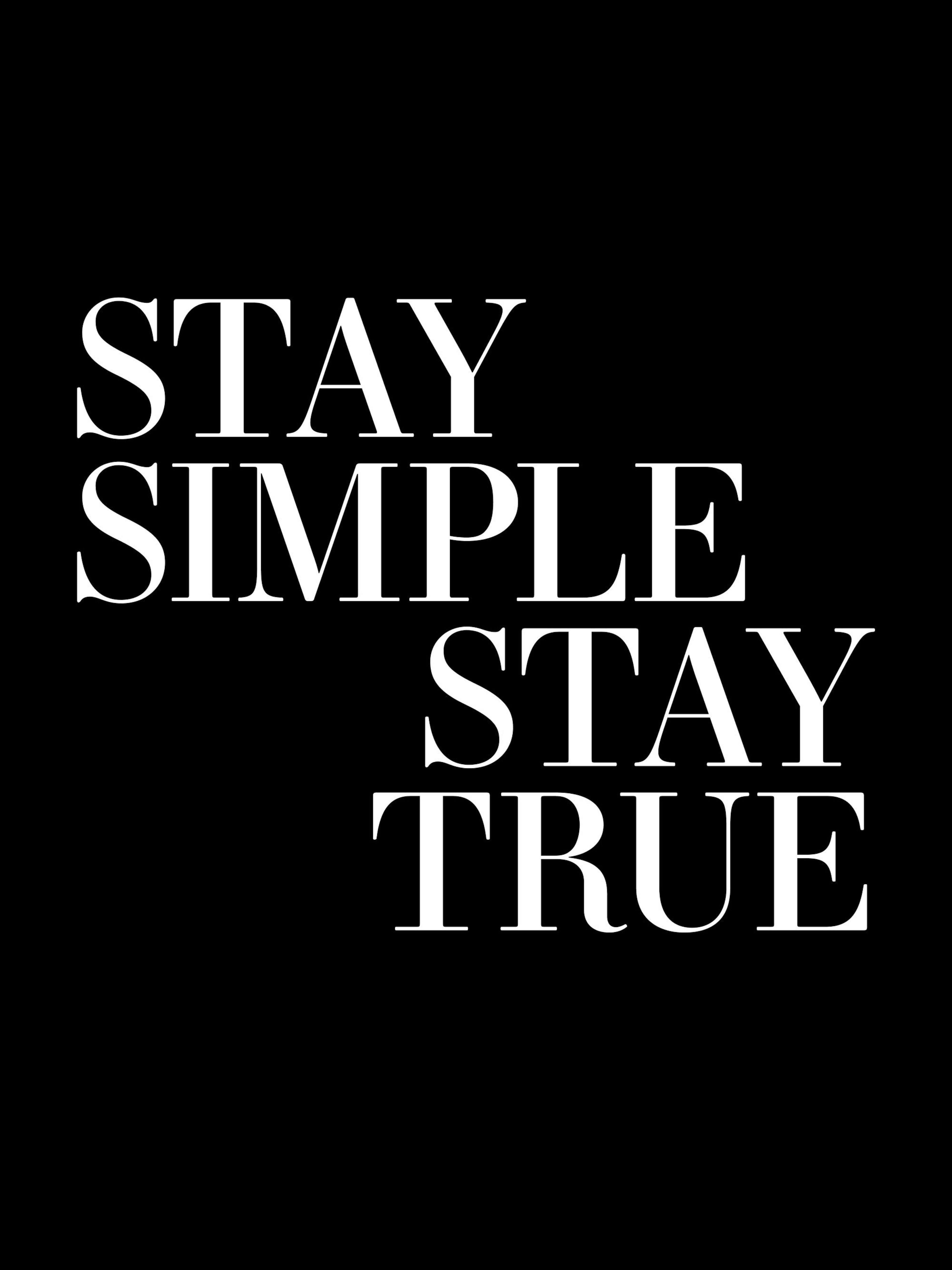 Póster negro con texto en mayúsculas blancas que dice STAY SIMPLE STAY TRUE.