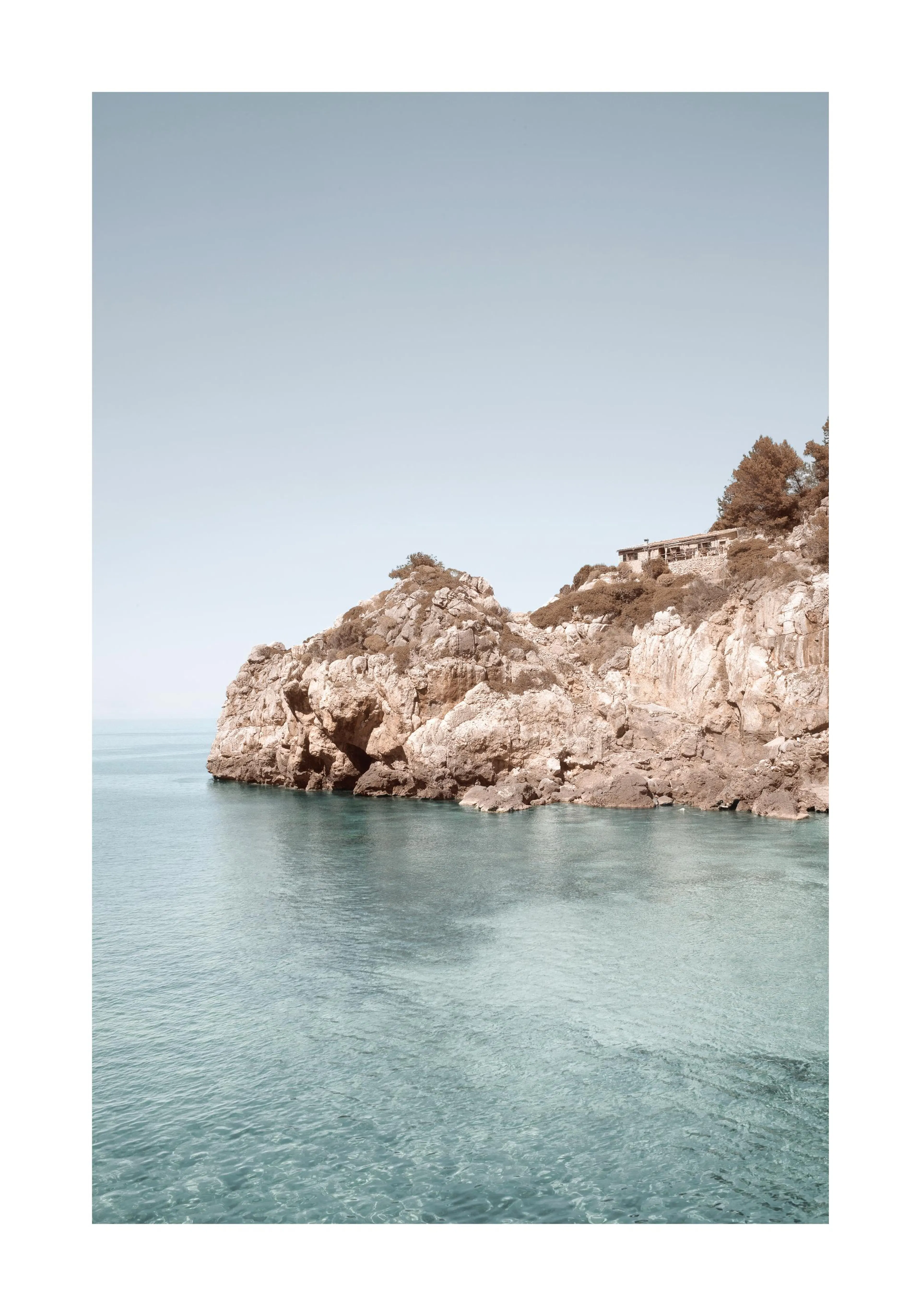 Mallorca klifposter: blauwe oceaan en lucht met een rotsachtige klif, water en lucht gescheiden