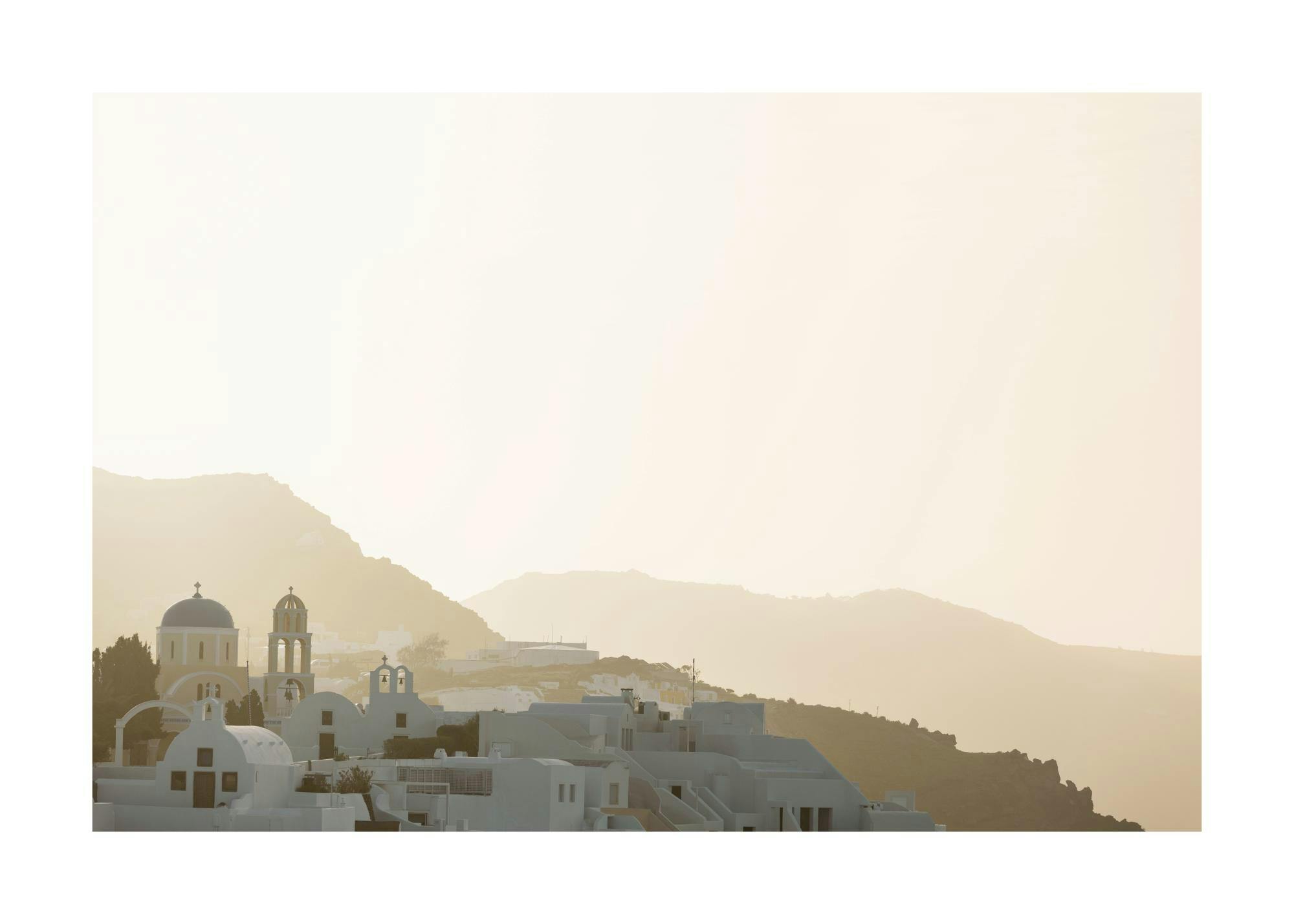 Affiche Oia Morning Breeze, photo de maisons blanches et églises à dôme bleu sur une colline à Oia, Grèce au lever du soleil.