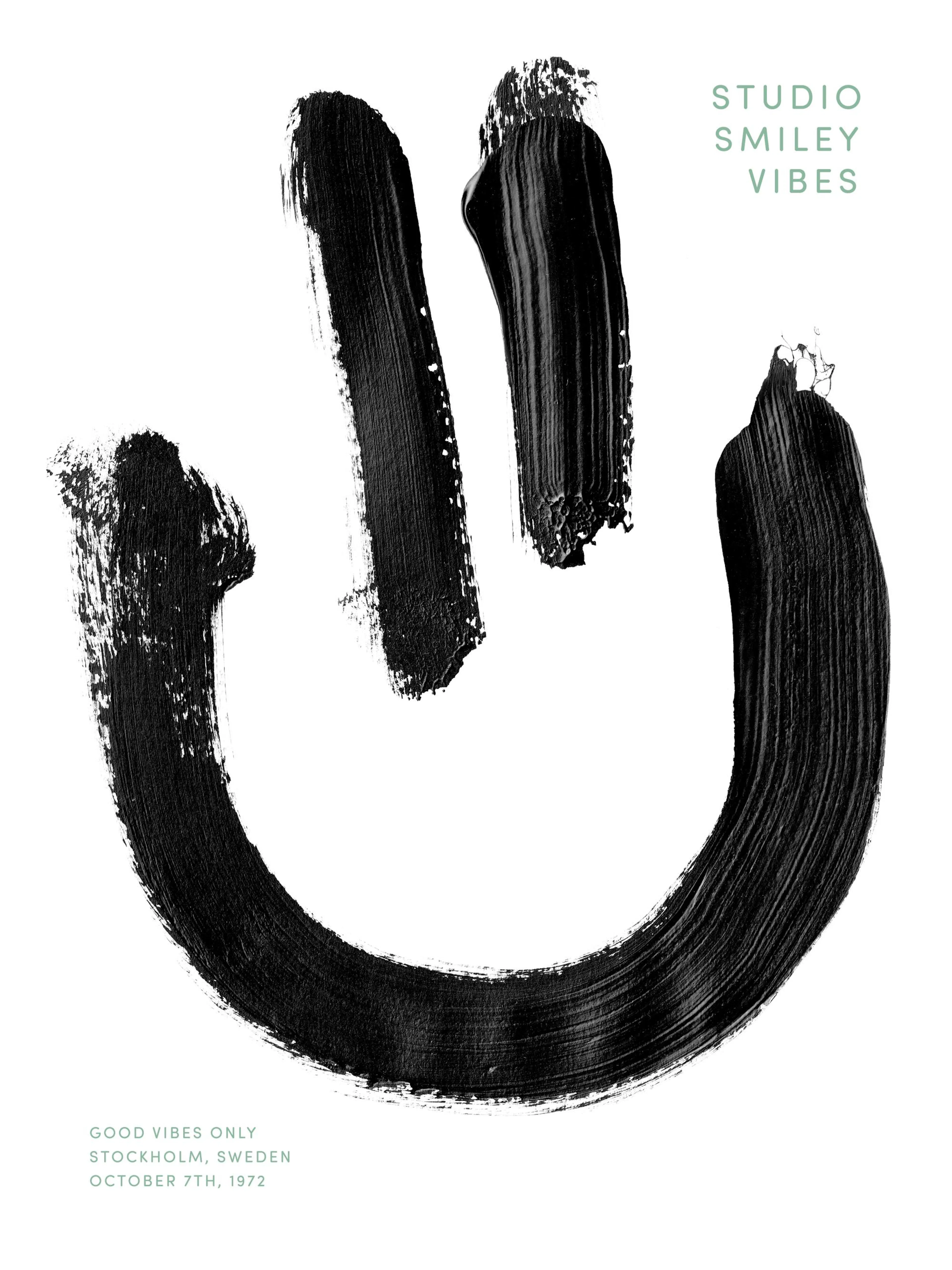 Poster mit einem schwarzen Smiley, gemalt mit dicken Pinselstrichen, auf weißem Hintergrund, minimalistisches Design.