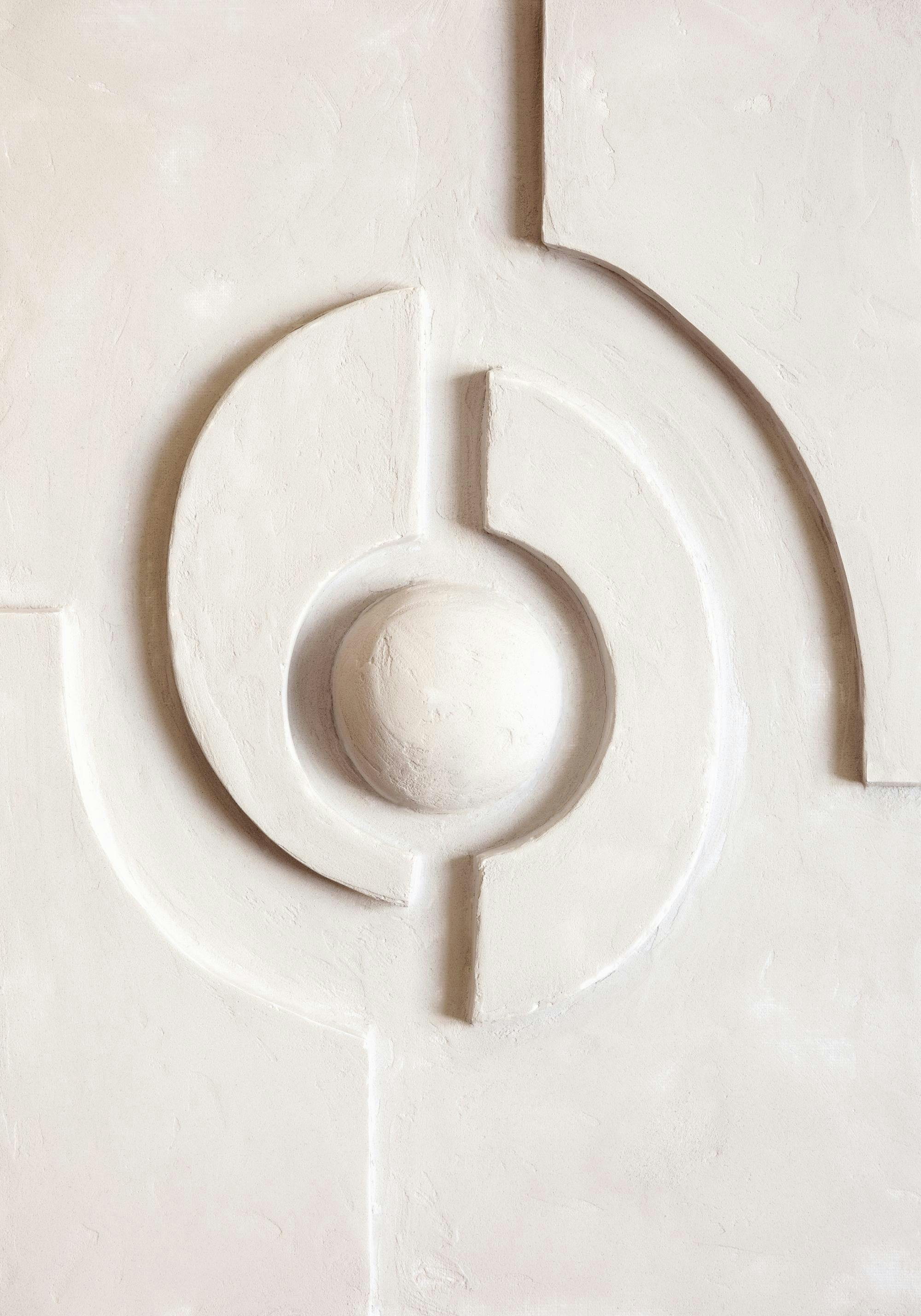 Beige texturkonst med upphöjda geometriska former och en central sfär, skapar en taktil och modern känsla.