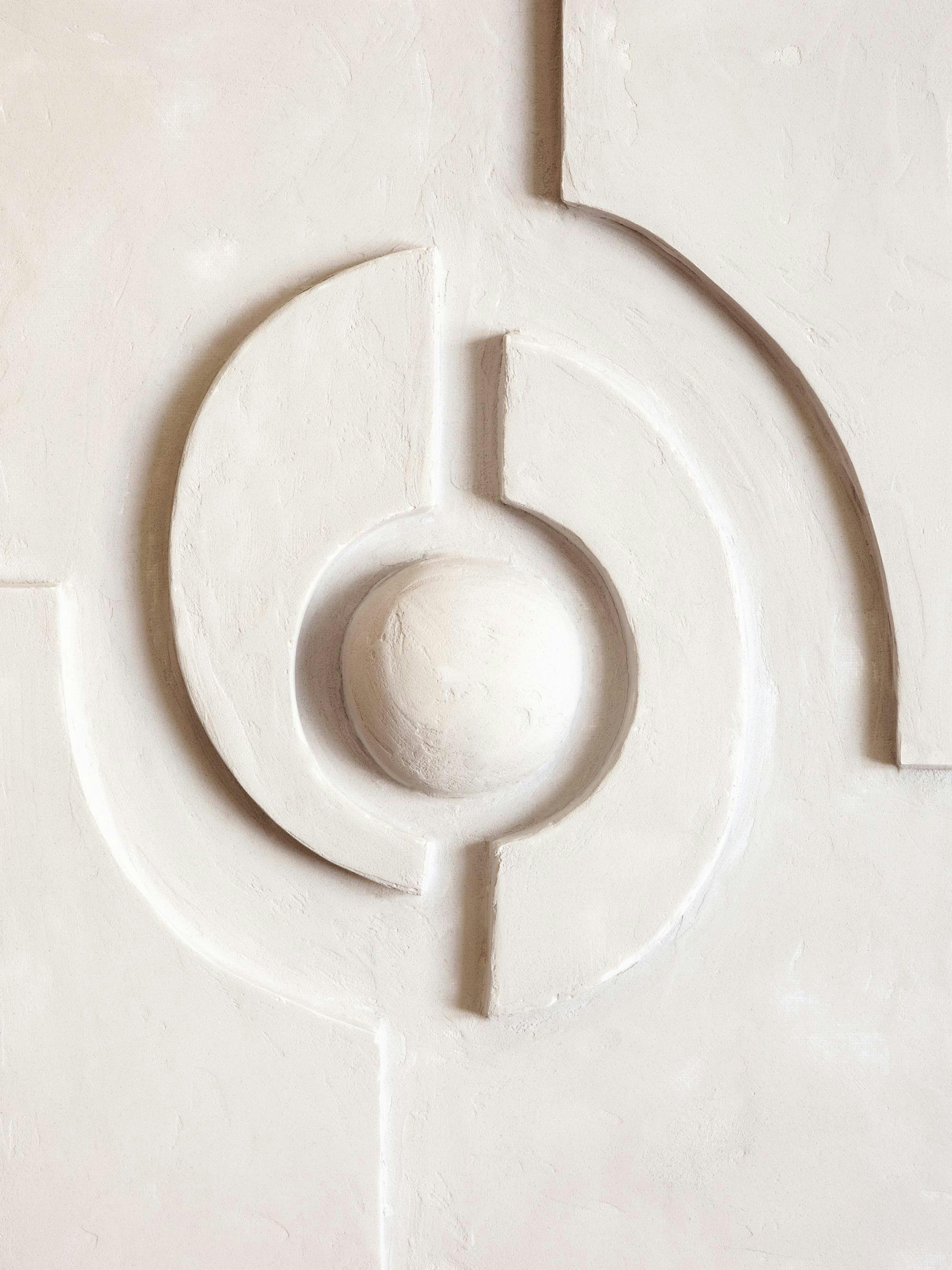 Affiche beige avec texture abstraite et formes géométriques, incluant un cercle central en relief. Typographie moderne.