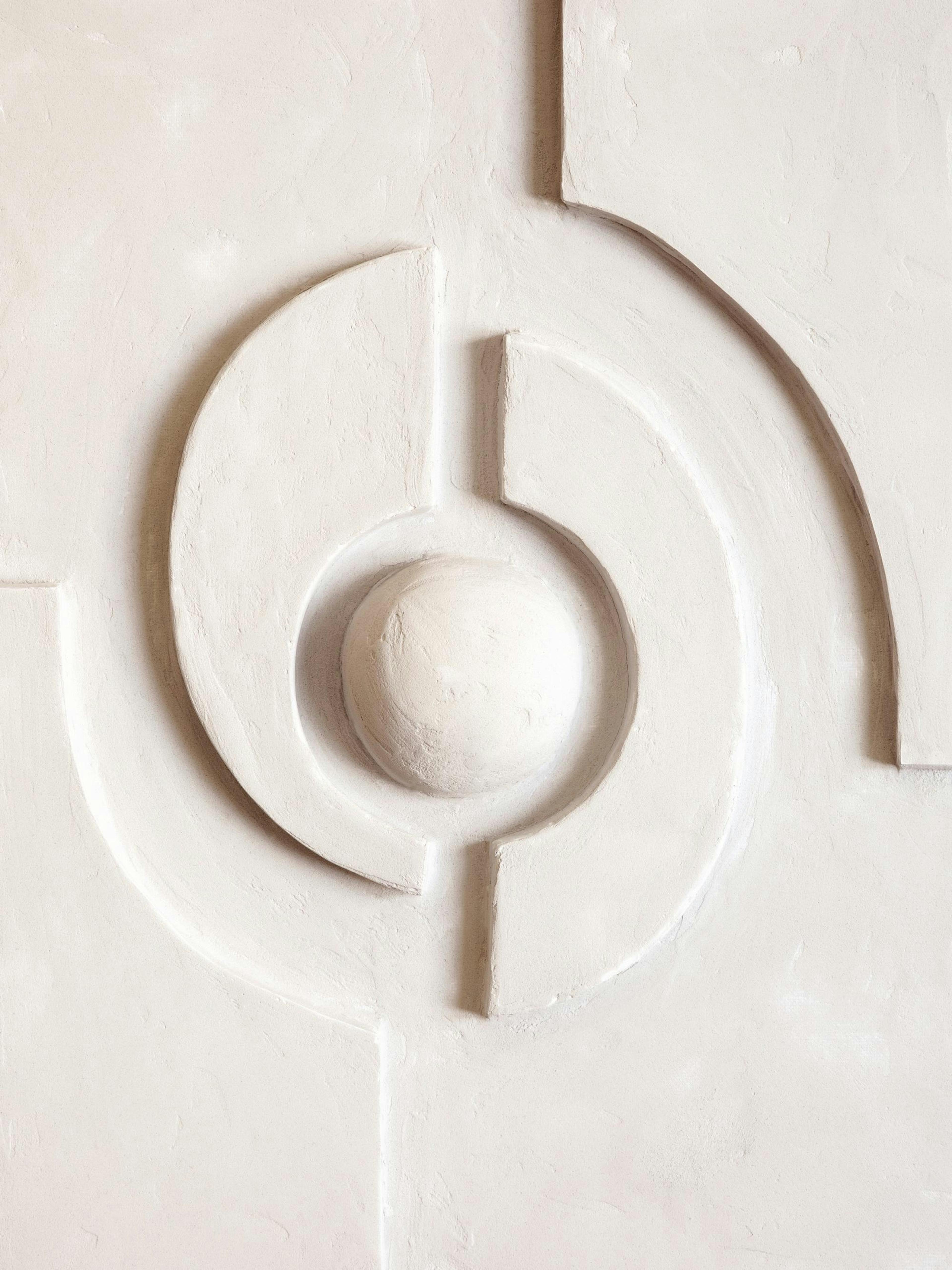Beiges Strukturkunstposter mit erhabenen geometrischen Formen und einem zentralen Kreis, der ein Reliefdesign bildet.