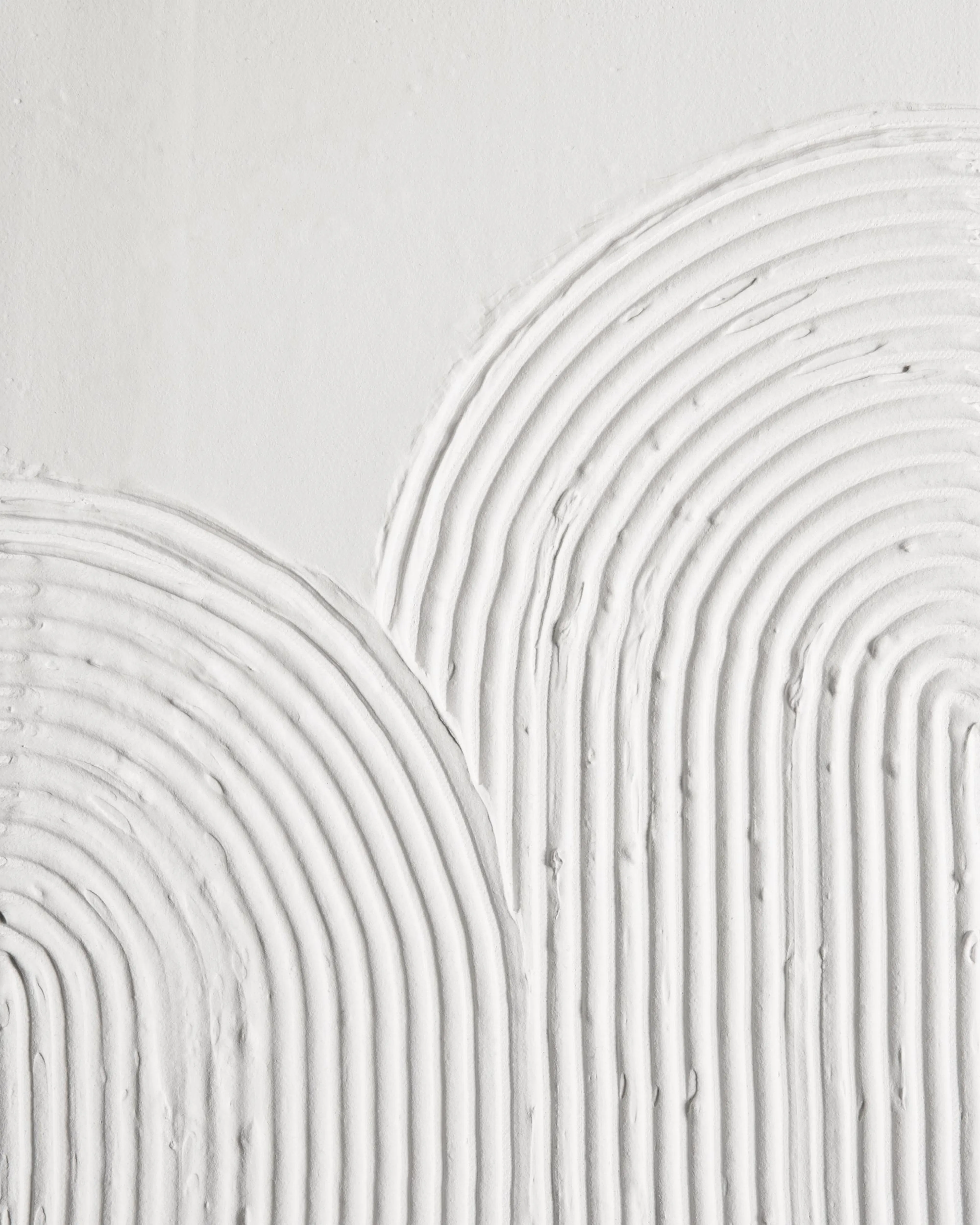 Póster blanco de textura con dos arcos enfrentados de líneas paralelas, estilo relieve en yeso.