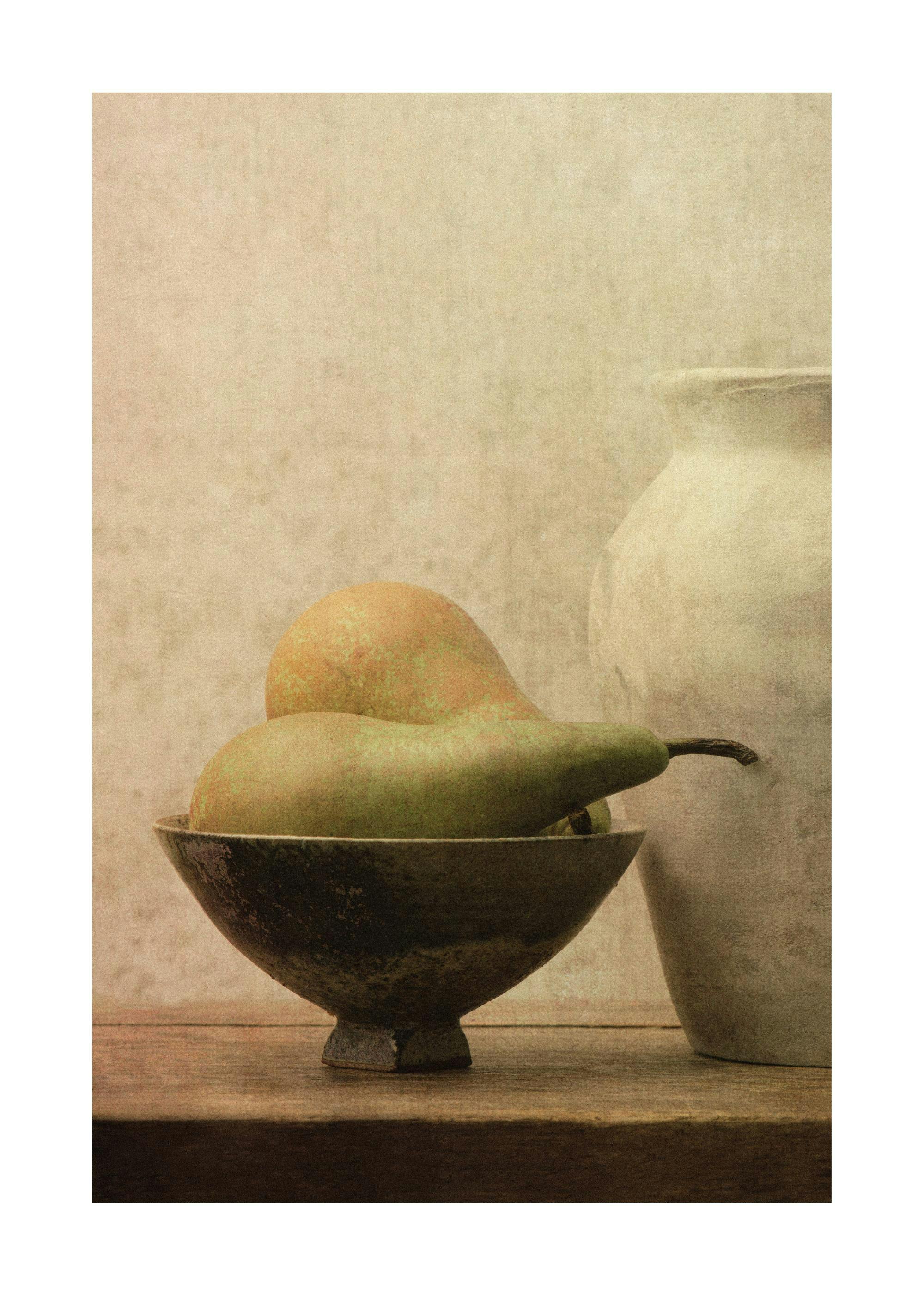 Poster pere in ciotola con vaso, stampa artistica con texture granulosa, natura morta per cucina.