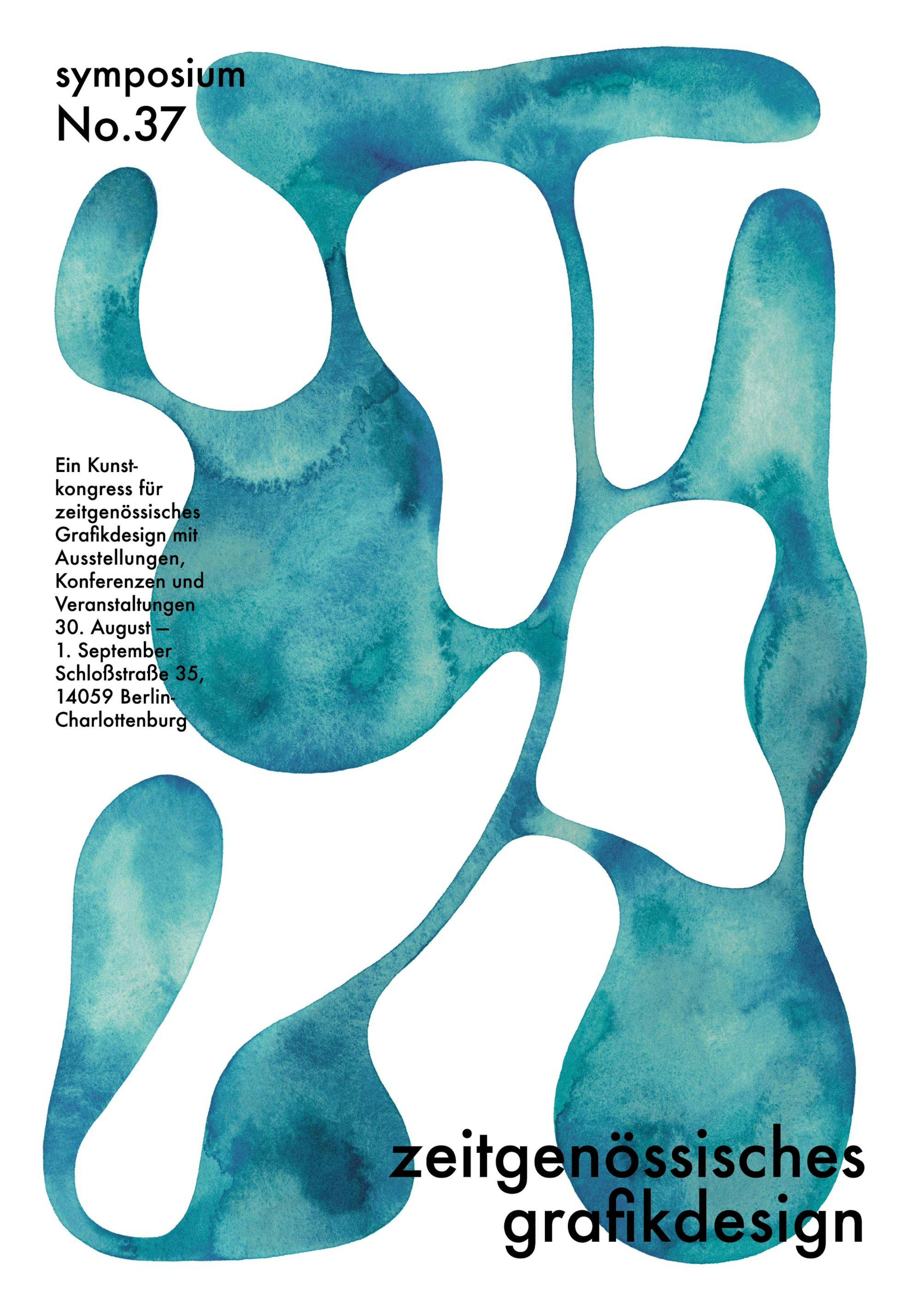 Póster de formas orgánicas abstractas en tonos azules y verdes con texto, exhibido en una pared blanca sobre un sofá azul.