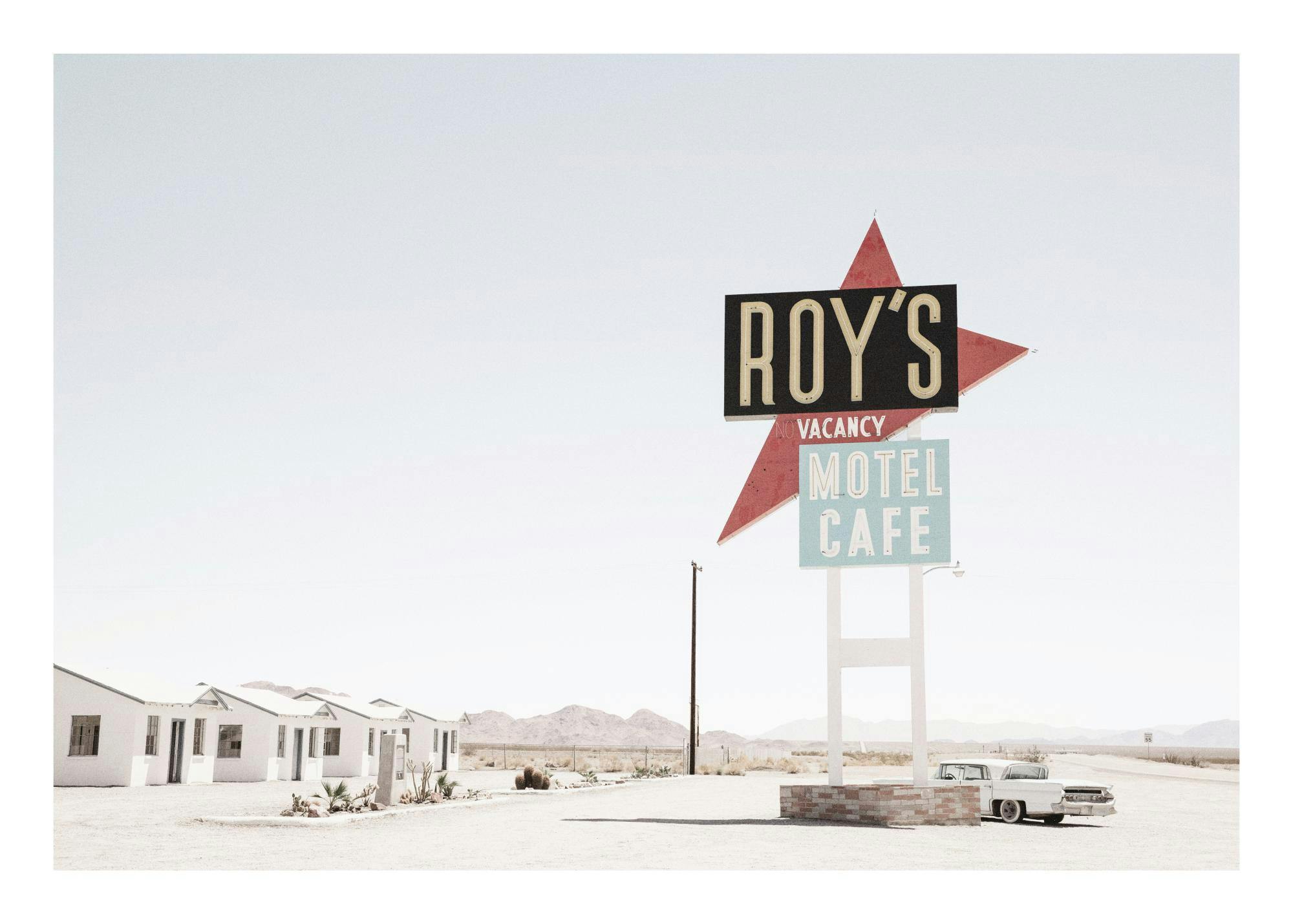Póster de arte del desierto, señal vintage de Roys Motel y Café, Ruta 66, coche clásico, fotografía granulada