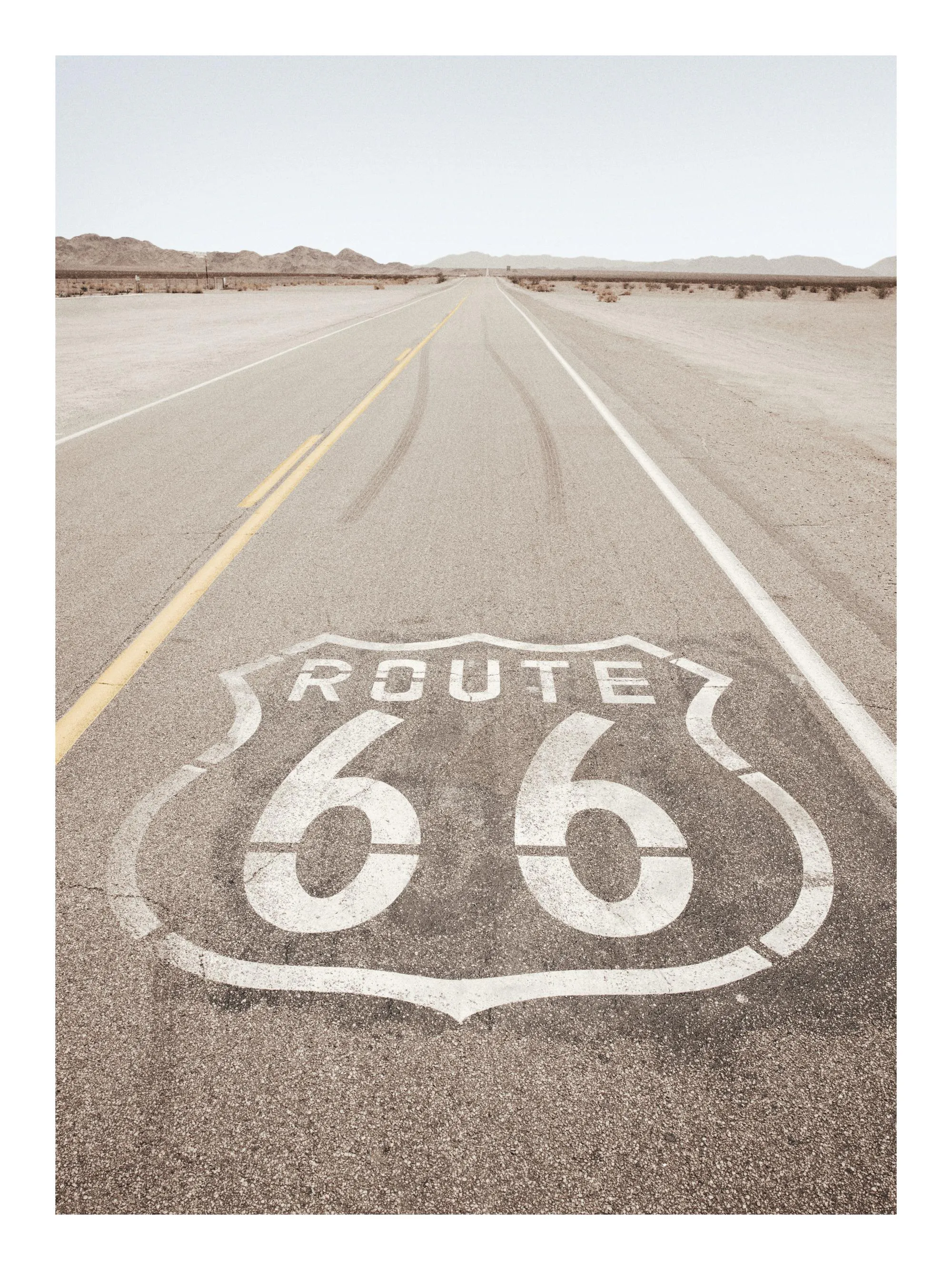 Póster de la Ruta 66, vista de la carretera vacía con el logotipo de la Ruta 66 pintado en el asfalto.