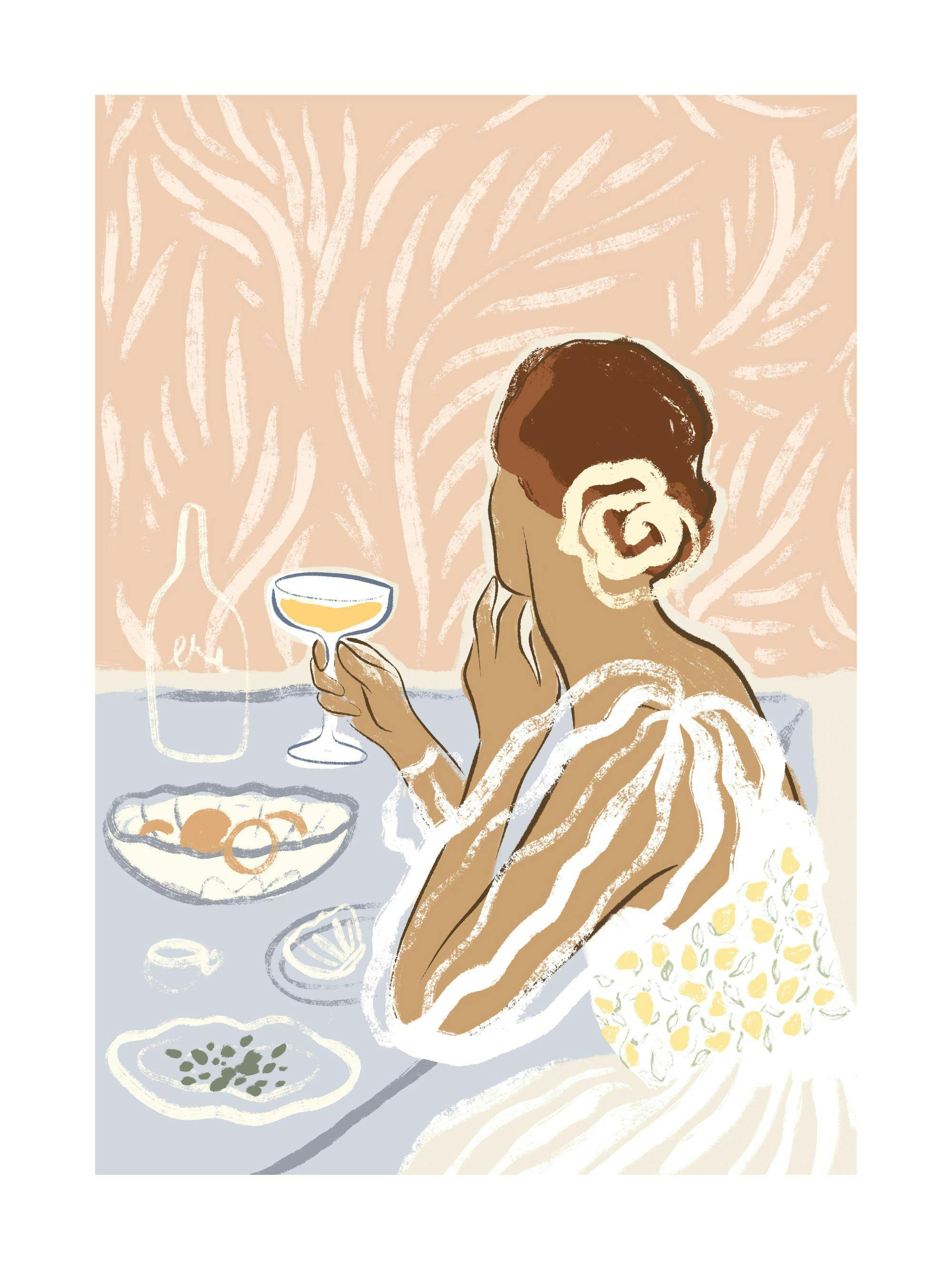 Kvinna i vit klänning med champagneglas vid bord, beige blomma i håret. Elegant middag poster.