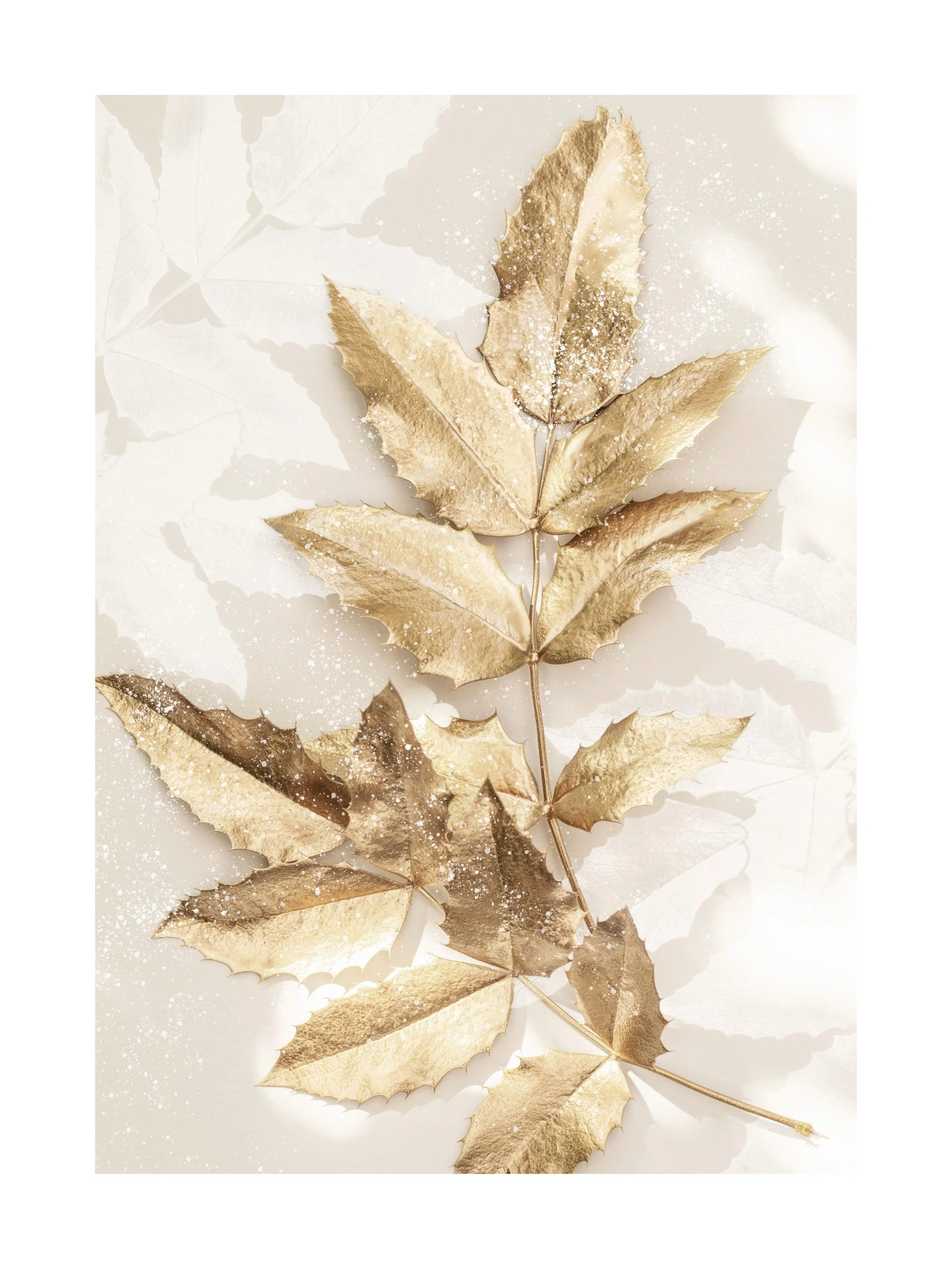 Póster de folhas douradas com brilho, em fundo branco e bege. Arte de folhagem elegante e luxuosa.