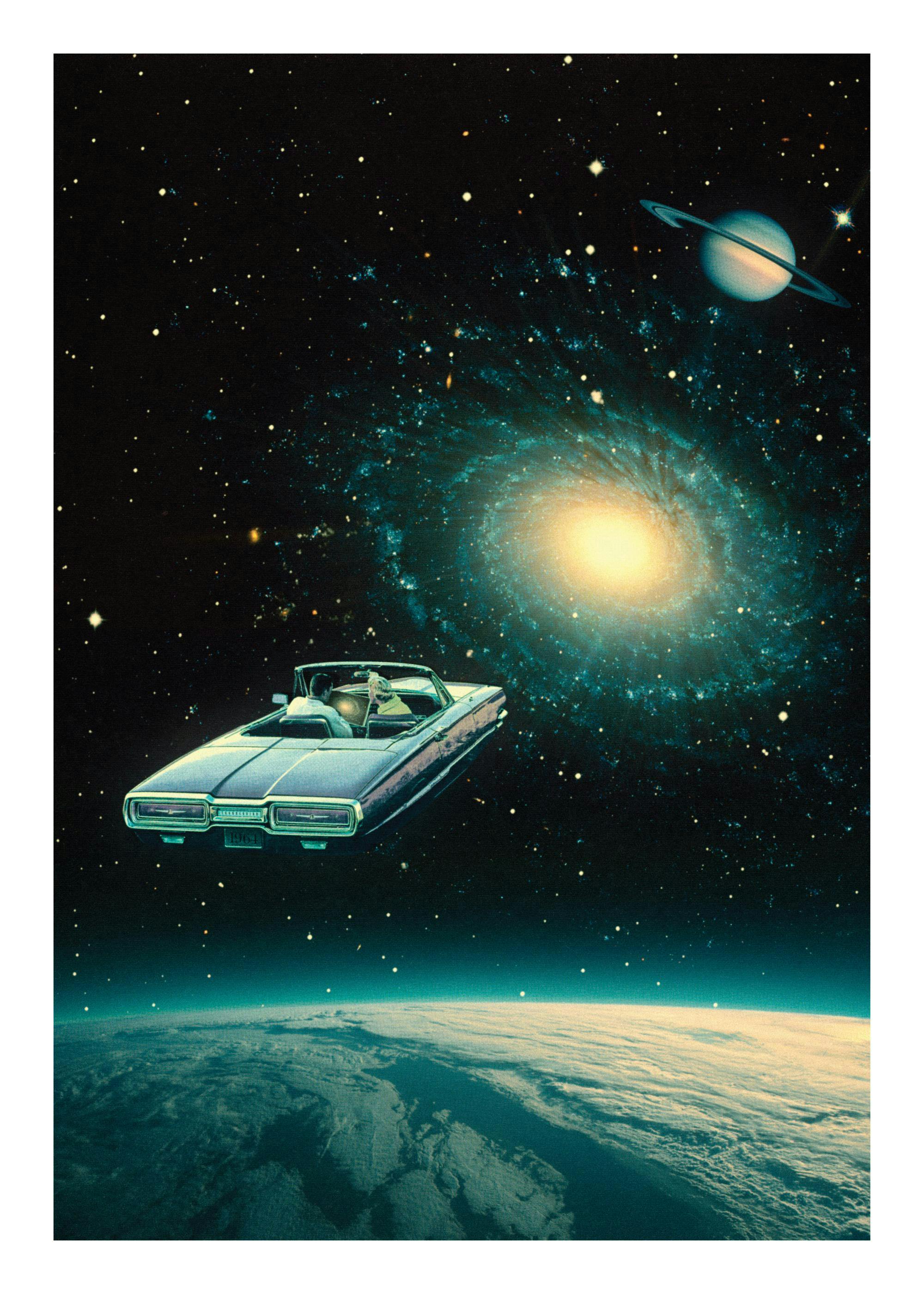 Affiche avec voiture flottante dans lespace, galaxie spirale, Saturne et planète en bas. Typographie détoiles.