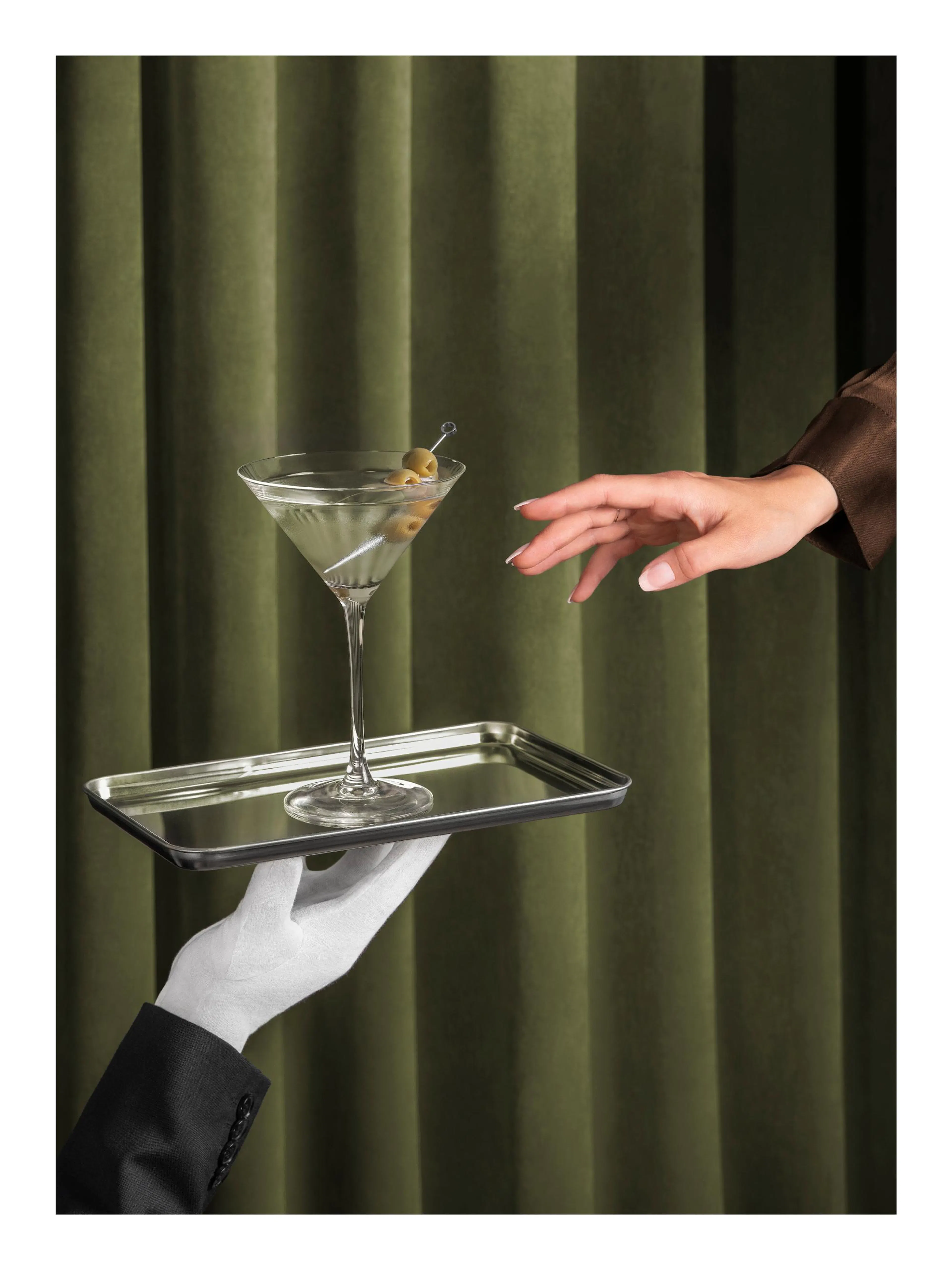 Elegant martini serveres på bakke til kvinde med grøn baggrund, festplakat.
